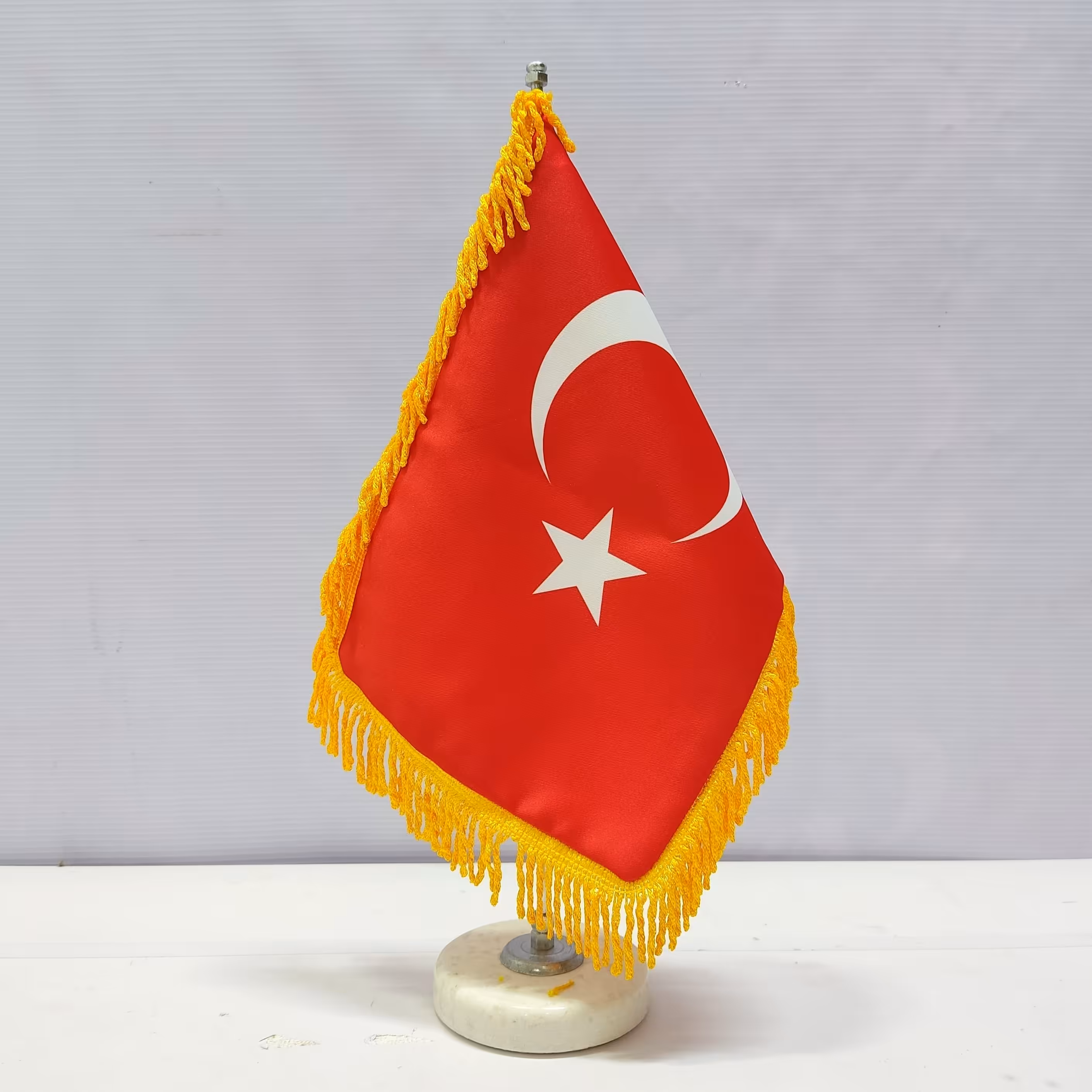 پرچم رومیزی کشور ترکیه ریشه زرد با پایه سنگی افرا توس