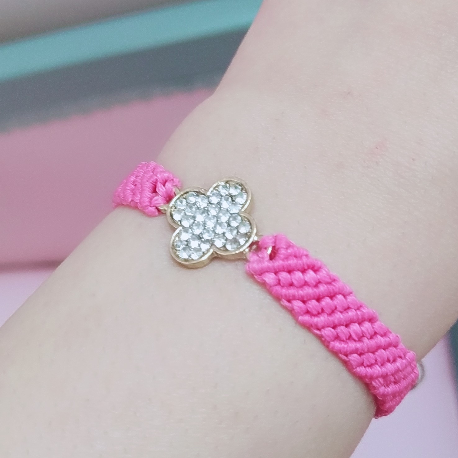 دستبند نخ صورتی قابل تنظیم سایز  بافته شده با نخ موم زده وگره مکرومه ضدحساسیت