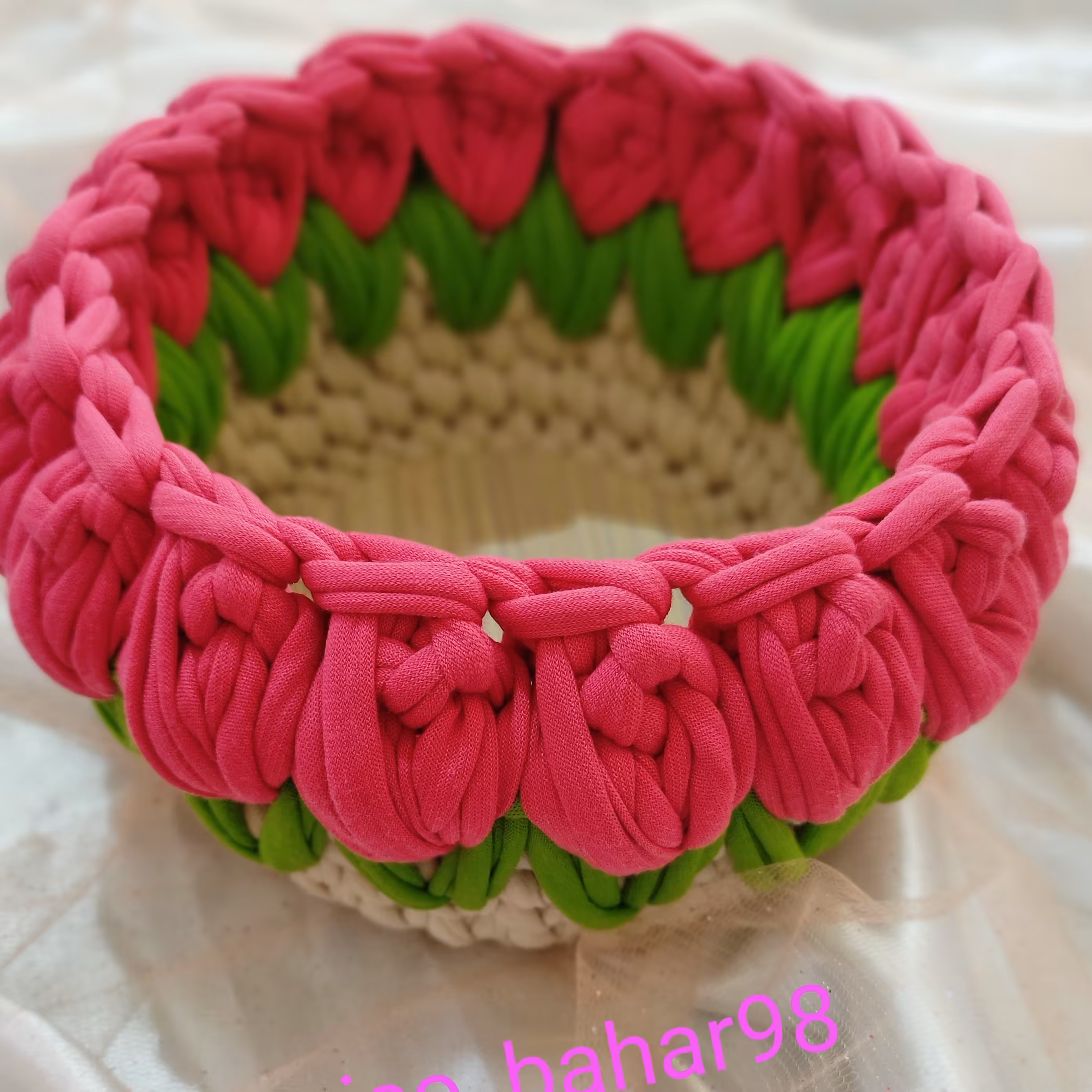 سبد طرح گل لاله.عرض15 به ارتفاع12.بافته شده از مرغوب ترین نوع نخ تریکو.محکم وزیبا