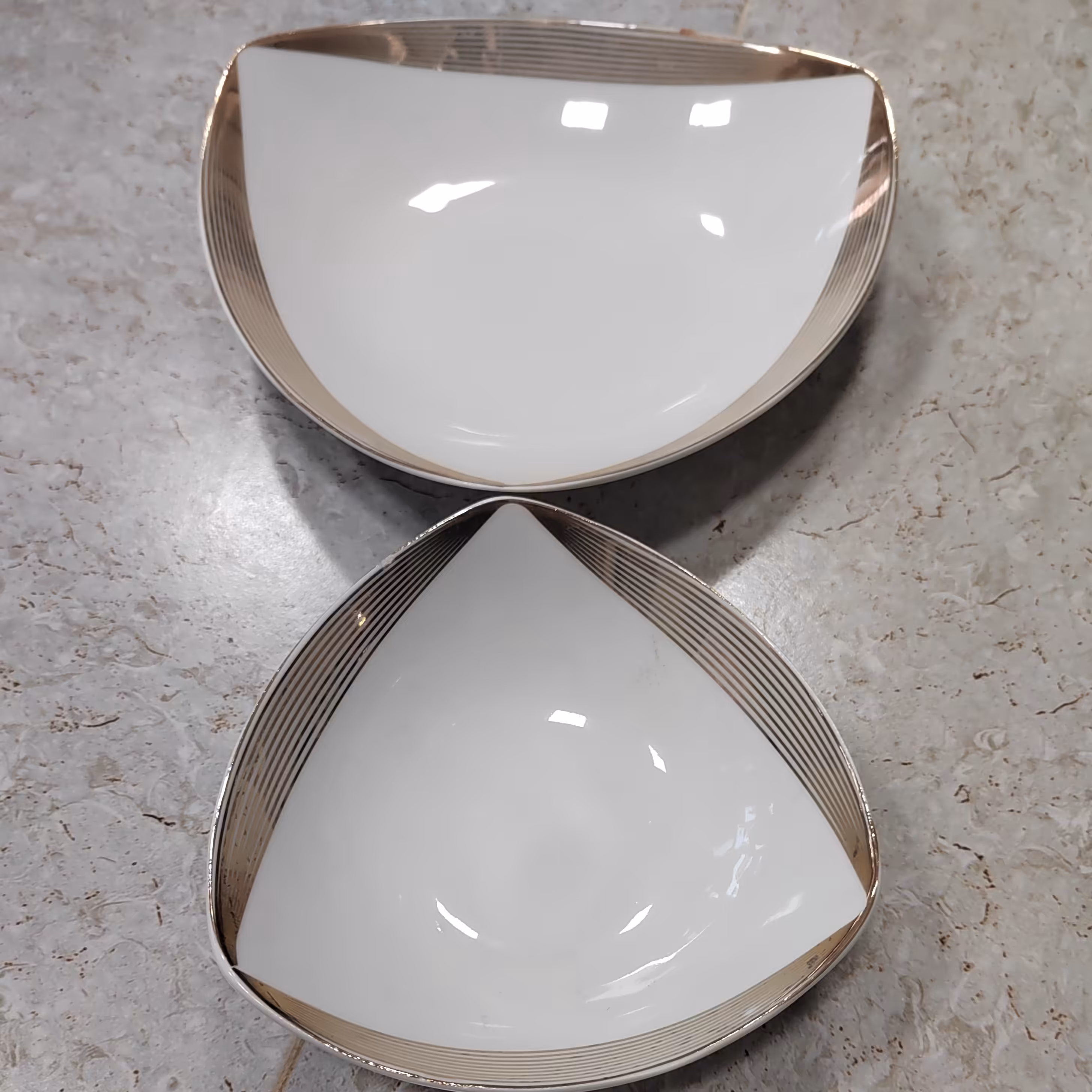  یک دست بشقاب گود سه گوشه چینی پردیس  به همراه  یک دست پیاله چینی پردیس ویک دست نمکدان  چینی پردیس