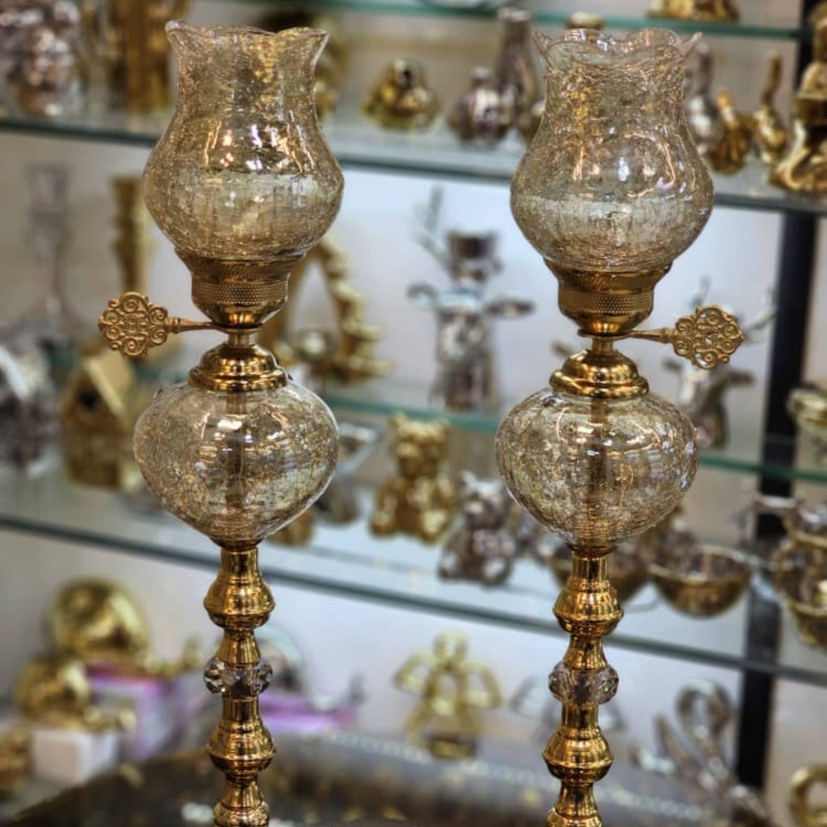 یک جفت ( دو عدد ) شمعدان شیشه ترک که دکورتو خیلی خوشگل میکنه نصف قیمت بازار