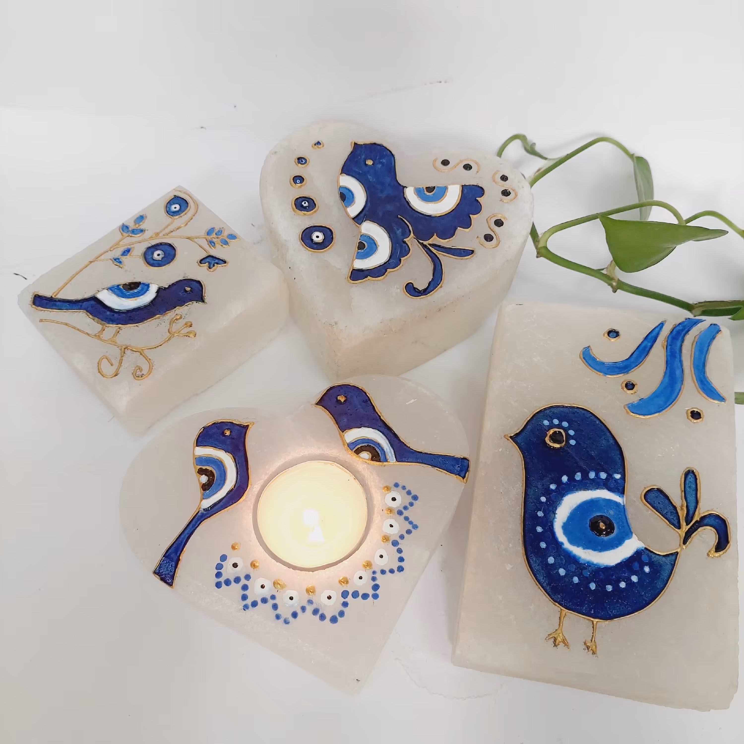 سنگ نمک های نقاشی شده با  طرح چشم نظر 