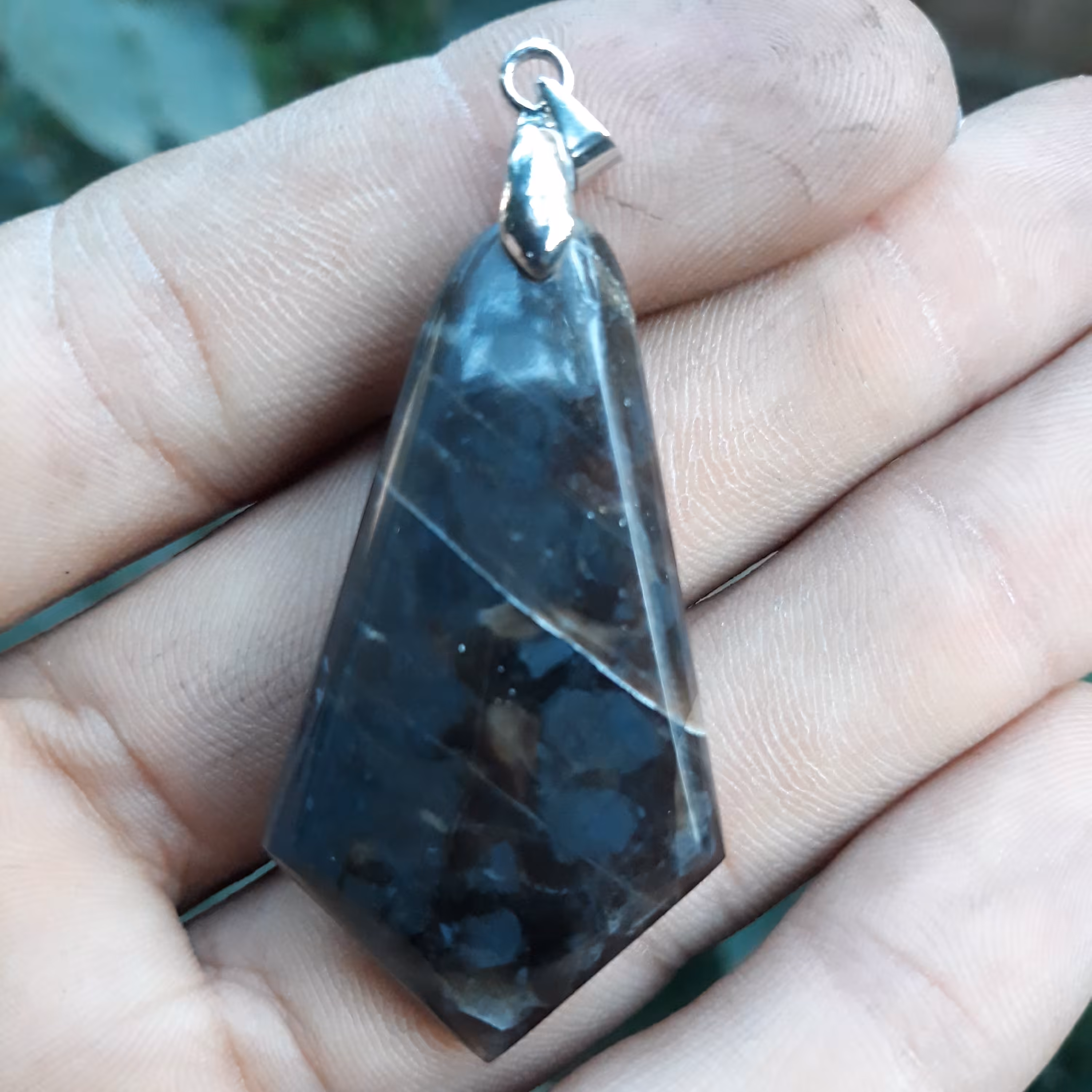 سنگ عقیق و جاسپر به رنگ مشکی طرح لوزی با وزن 10 گرم و اندا زه 45.25.4