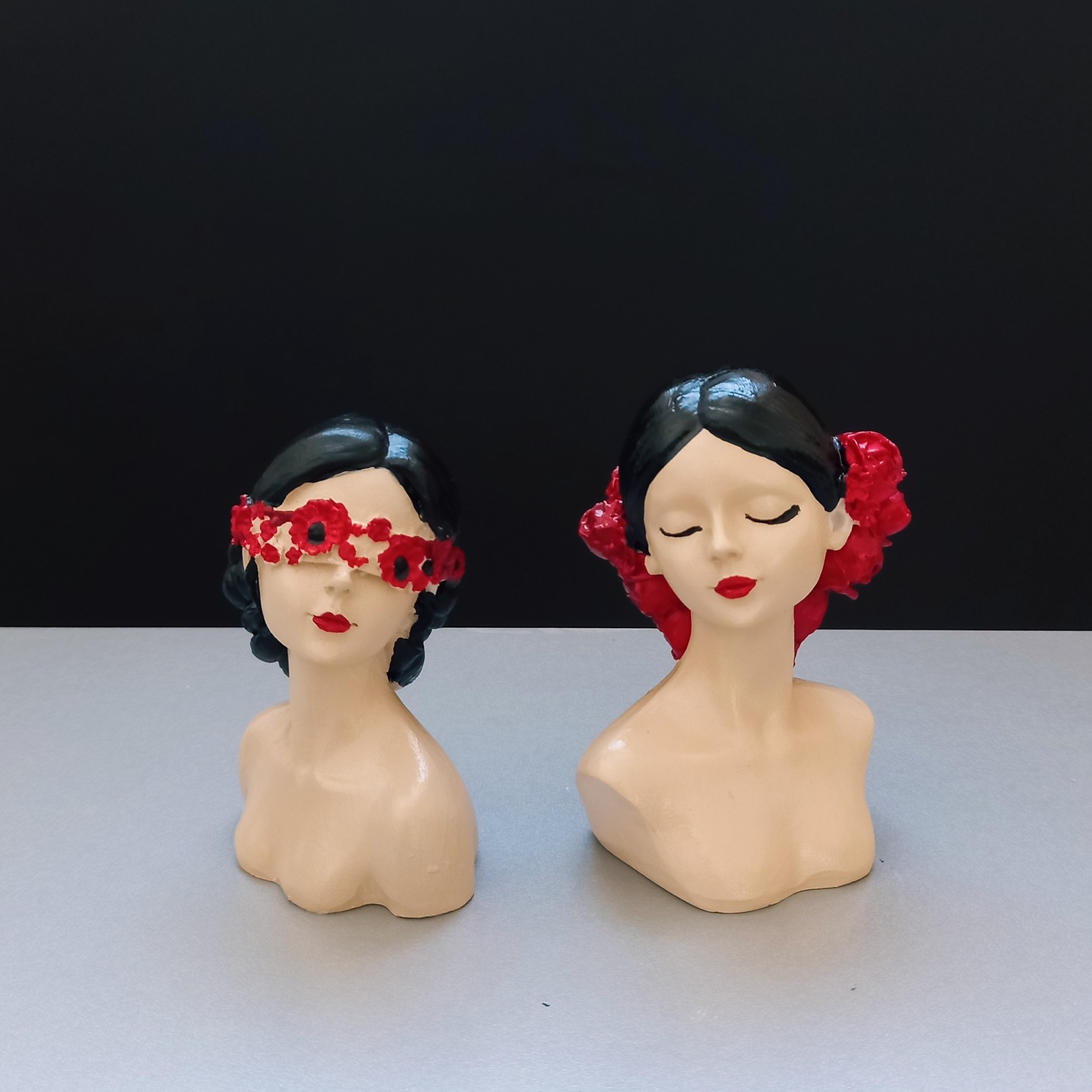 مجسمه دکوری دختر جنس رزین پلی استر
در دو نوع مختلف 
ارتفاع 10 سانت
قابل شستشو و قابل سفارش در رنگ دلخواه
قیمت هر کدام 90