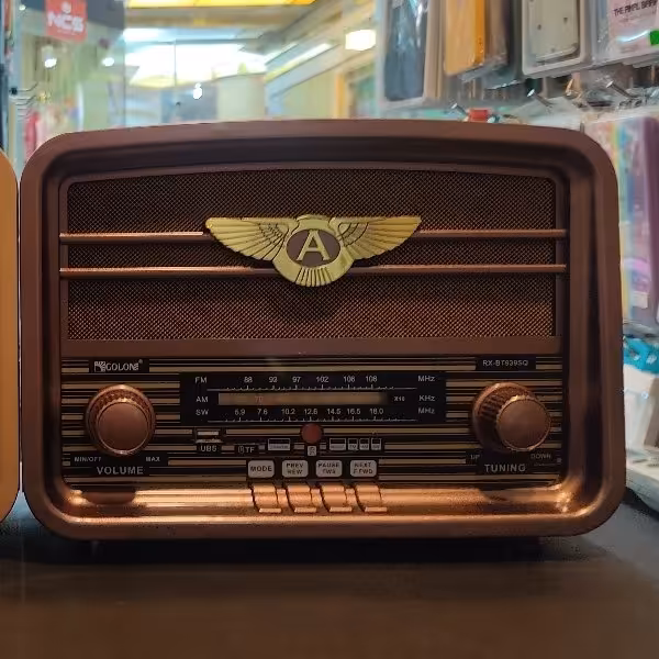 اسپیکر طرح قدیم دارای رادیو قوی و پنل خورشیدی جهت شارژ با نور لامپ و خورشید