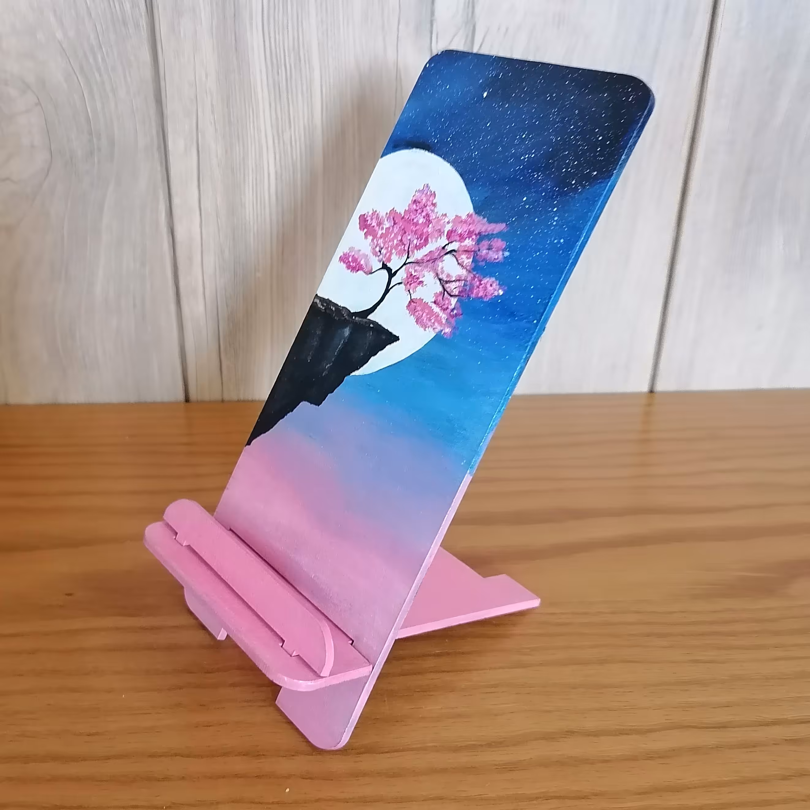 استند موبایل طرح ماه و درخت جنس چوبی و بسیار سبک و قابل حمل