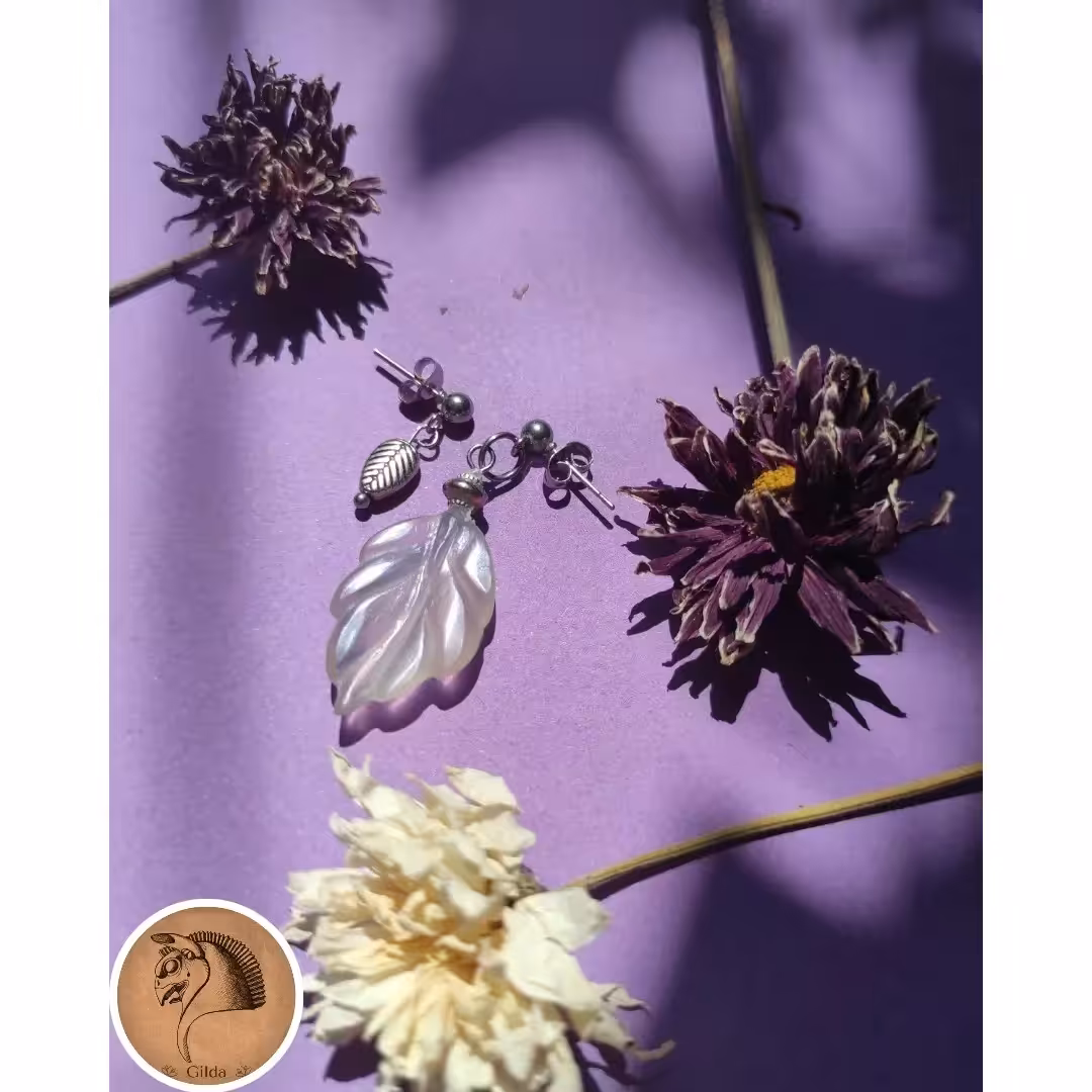 گوشواره های فانتزی برگ  میخی هنر کاروینگ روی سنگ از جنس استیل و سنگ کوارتز شیری 