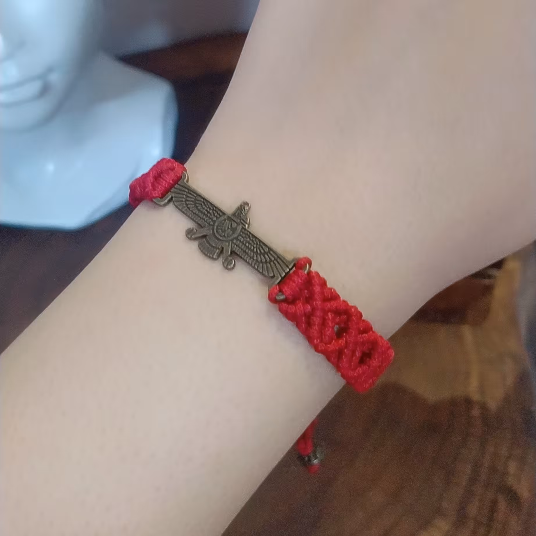 دستبند دوستی  فروهرقرمز قابل تنظیم سایز  خاص ترین بافت مکرومه