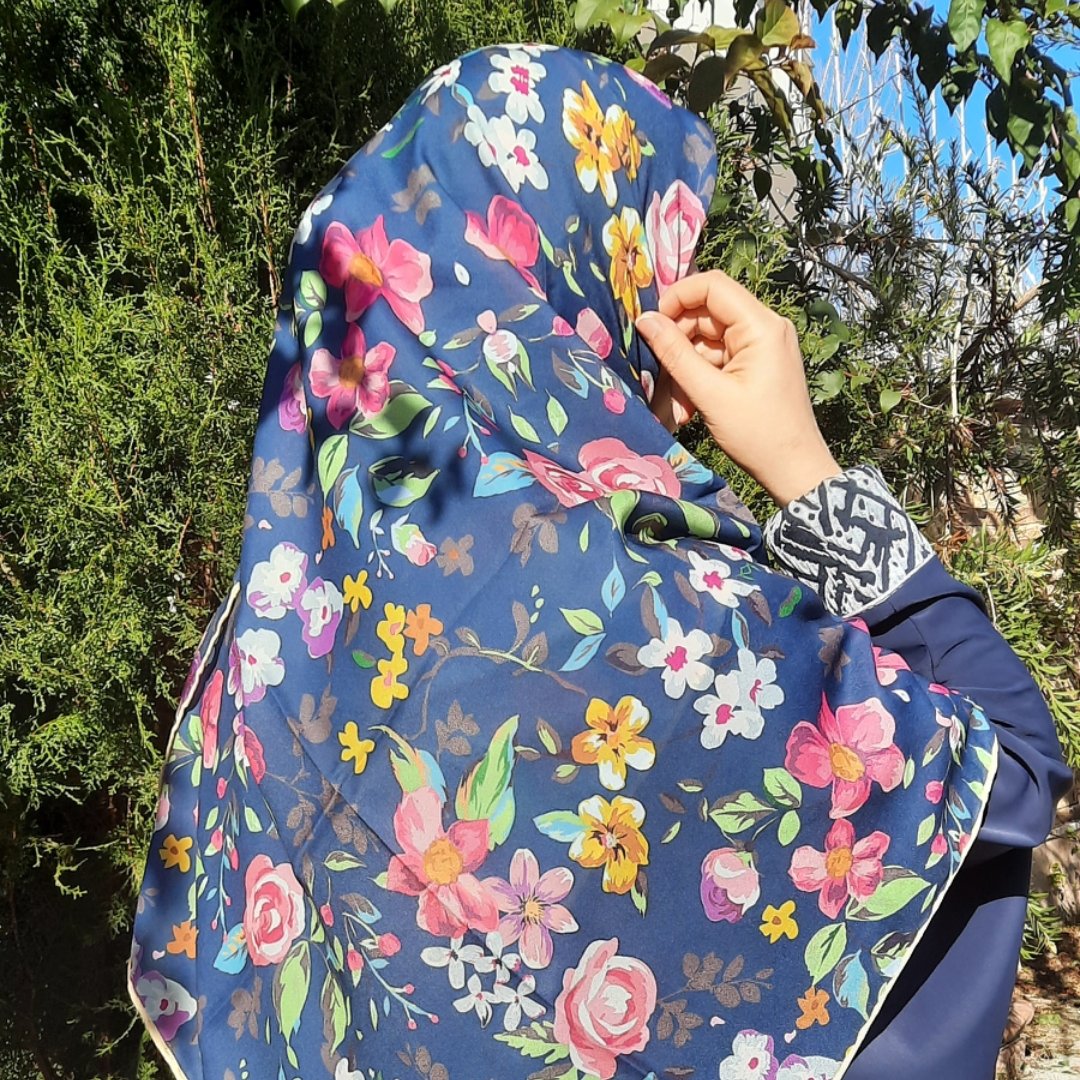 روسری کرپ نخ ،دوردست دوز ،قواره140،ایستایی خوبی داره،برای استفاده مجالس هم گزینه مناسبیه