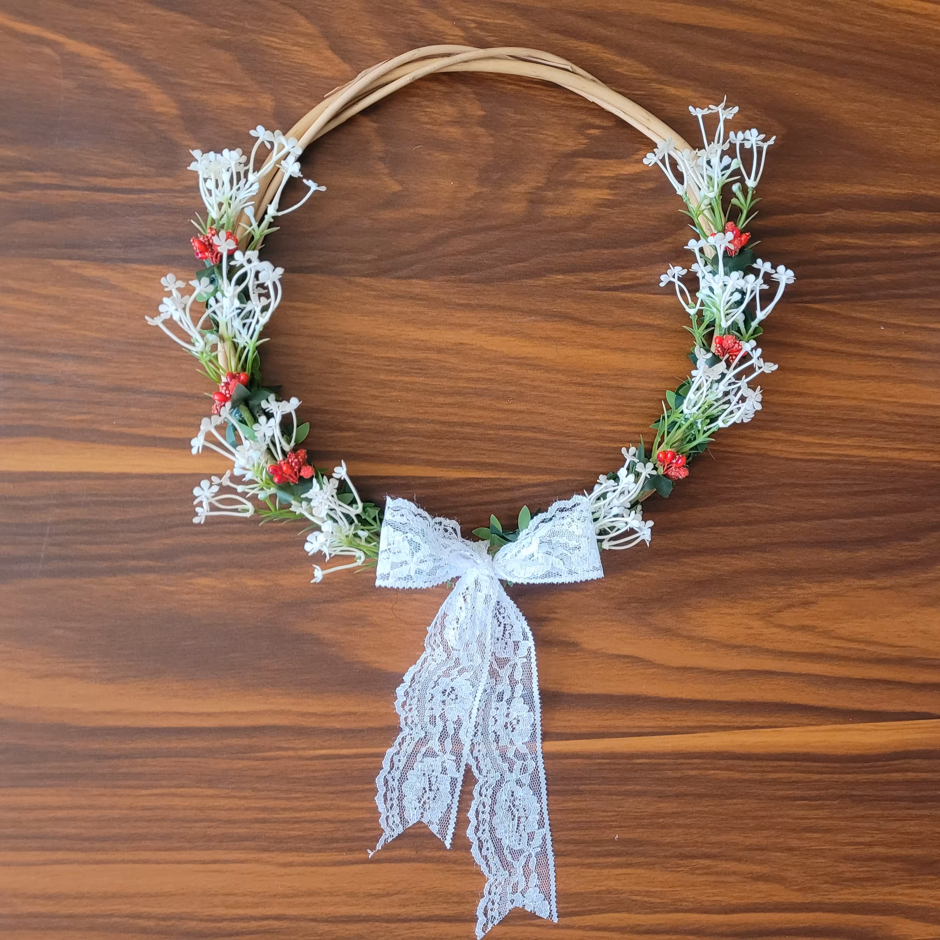 حلقه چوبی در ورودی  تزیین شده با گل های مصنوعی