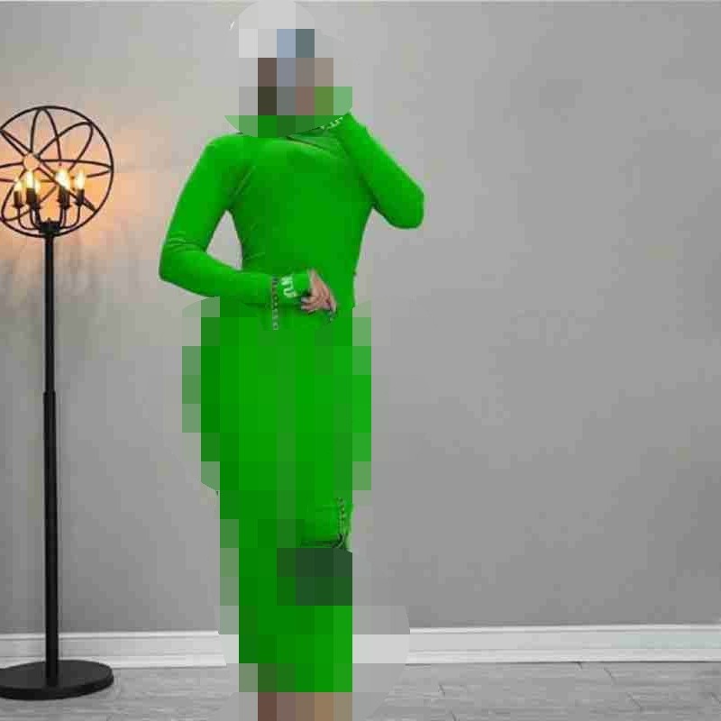 ماکسی یقه اسکی
استین فینگر دار
یقه و استین گلدوزی شده
جنس پارچه کش بافت کبریت
