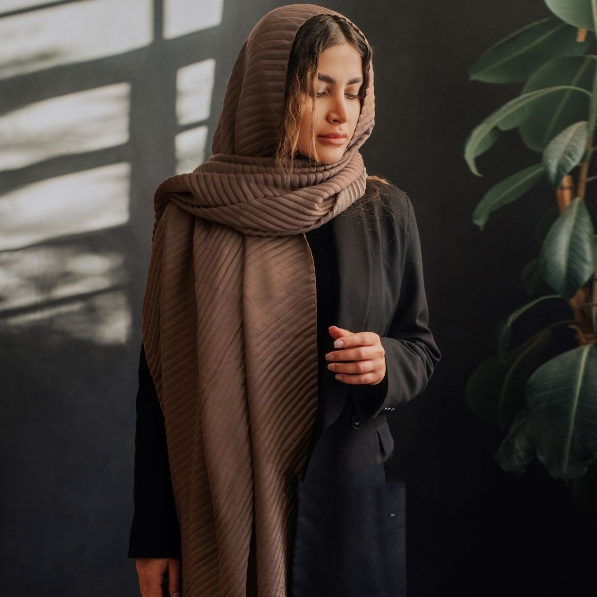 شال نخی پلیسه ای به رنگ قهوه ای