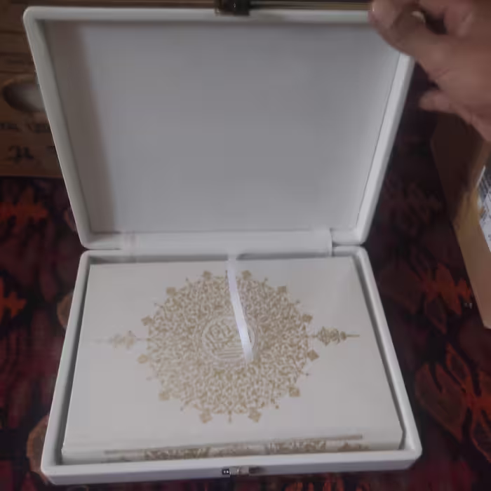 جعبه MDF  قفل دار روکش طرح چرم،به همراه قرآن جلد گالینگور