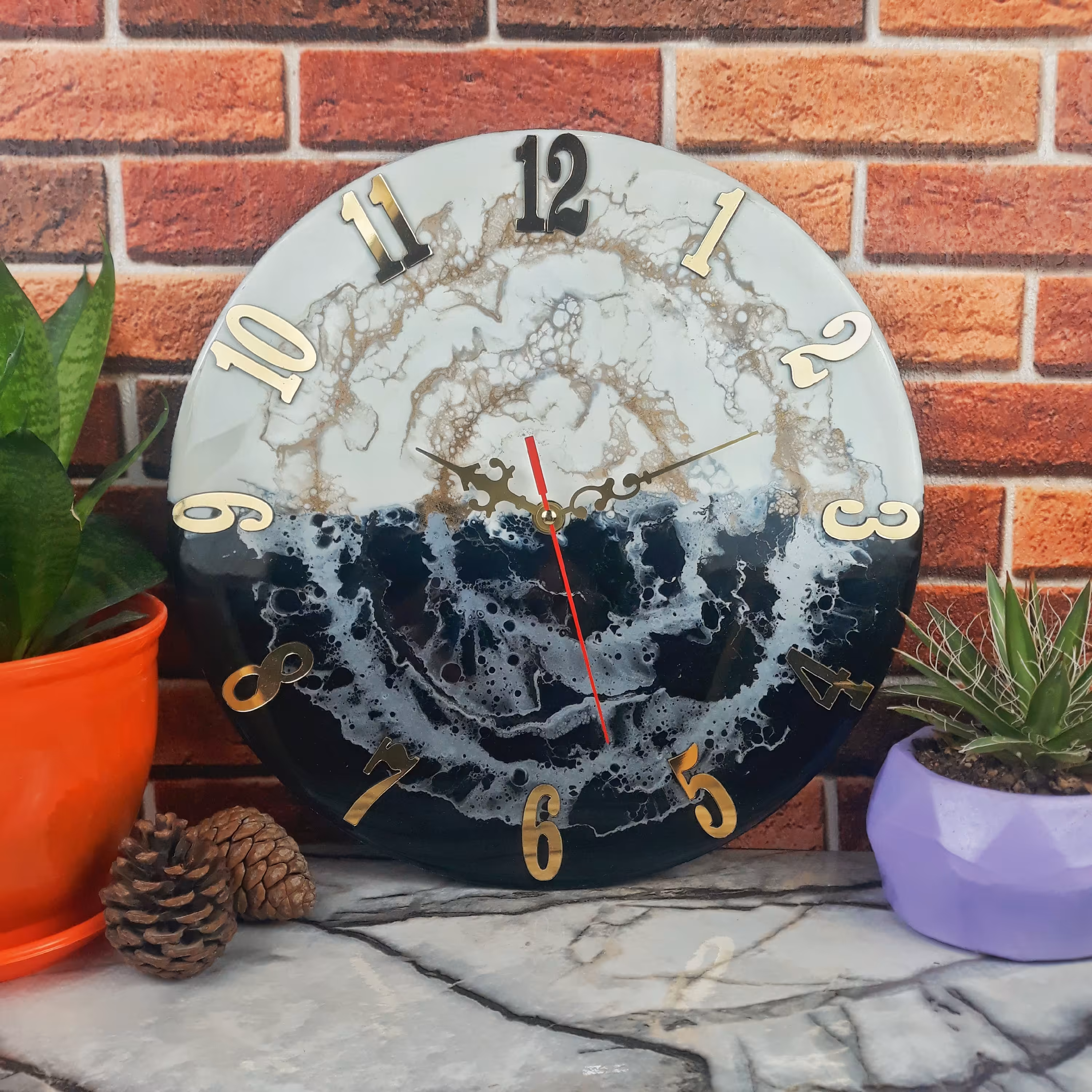 ساعت دیواری رزینی دستساز طرح سیاه سفید با اعداد لاتین و موتور آرام گرد