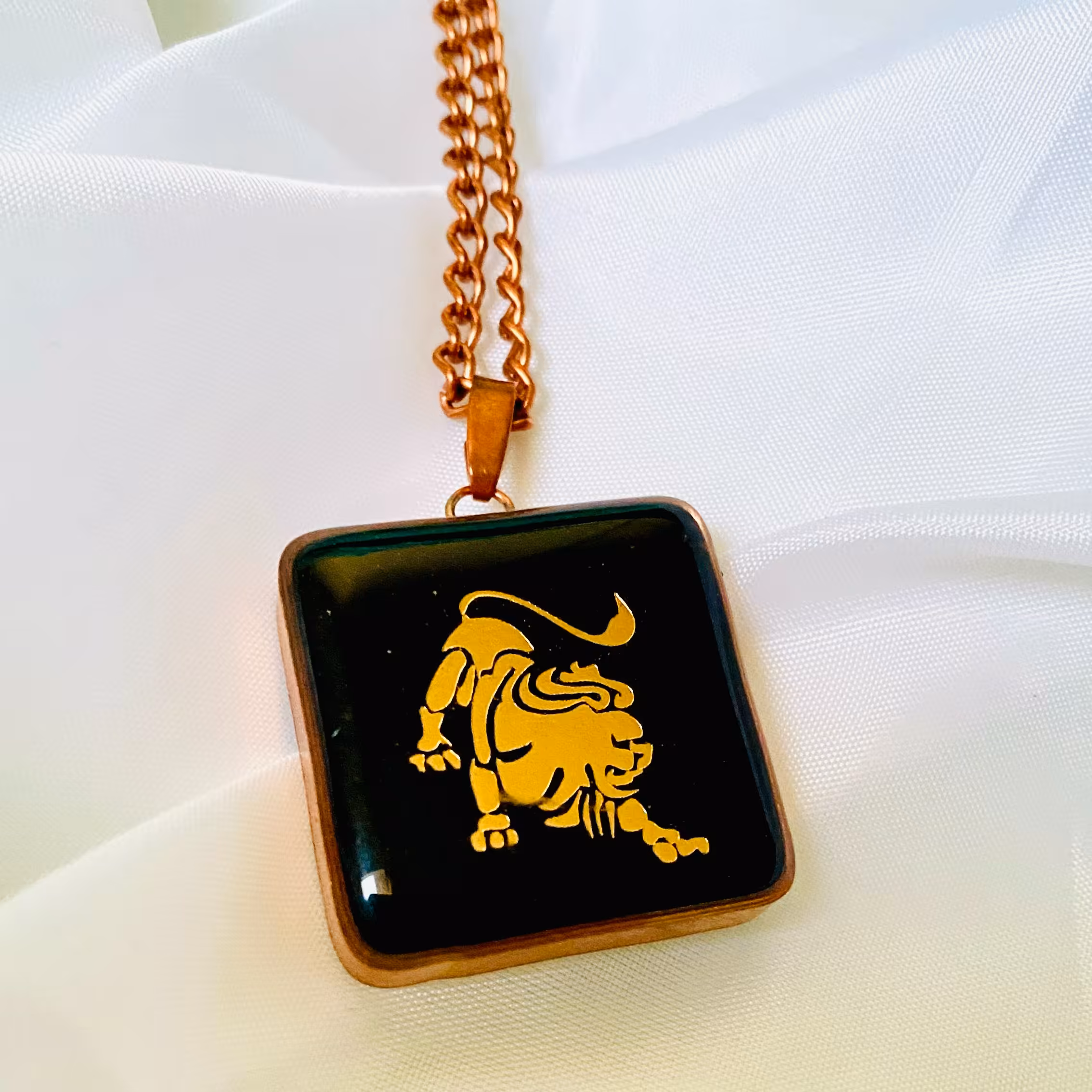 گردنبند ماه تولد مرداد علامت شیر زنجیر  مدل مربع 