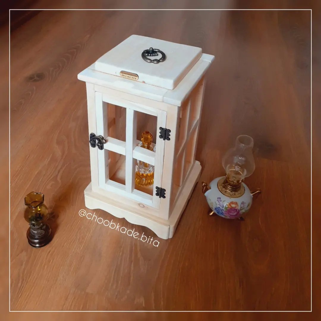 فانوس چوبی  کنار سالن 