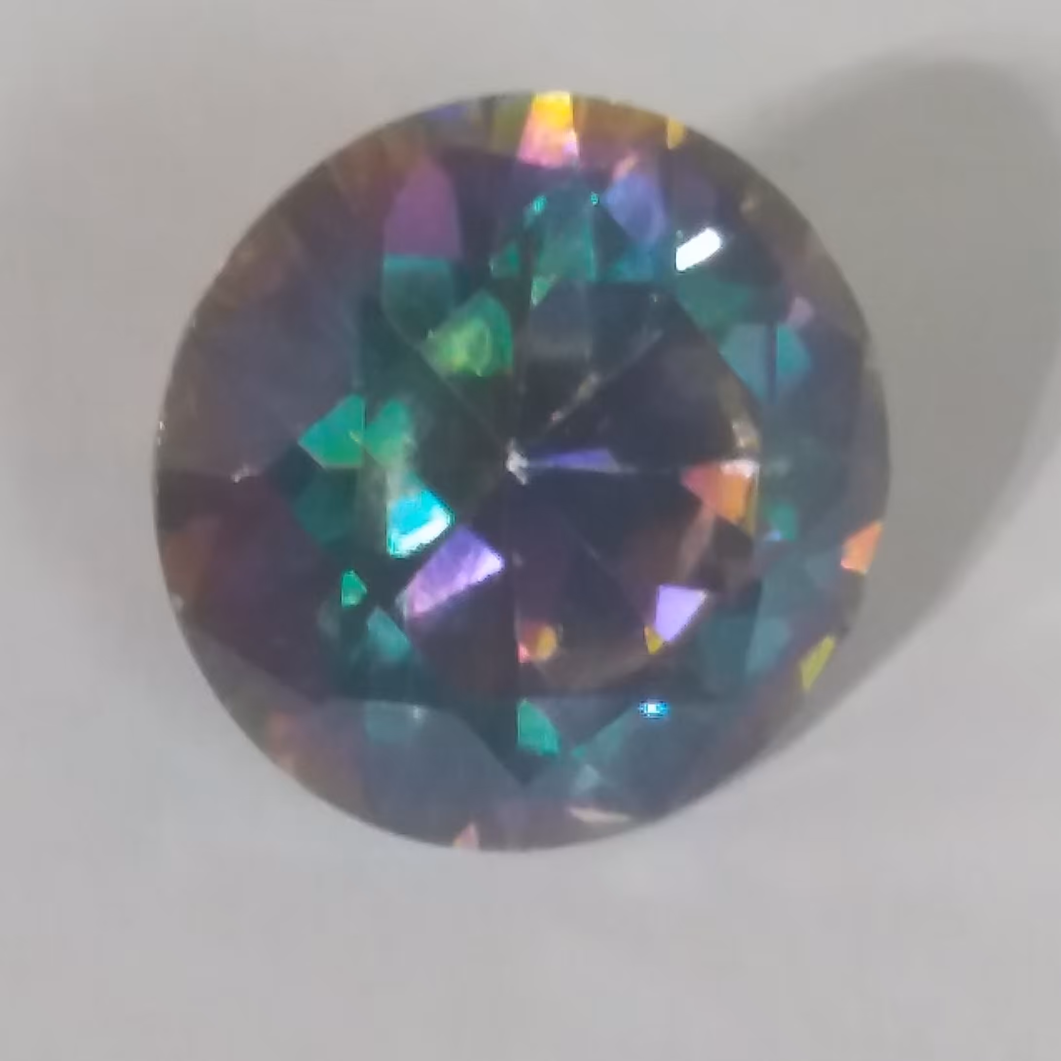 نگین زیبای تیتان بسیار زیبا دلفریب  با تلالو رنگ درخشان