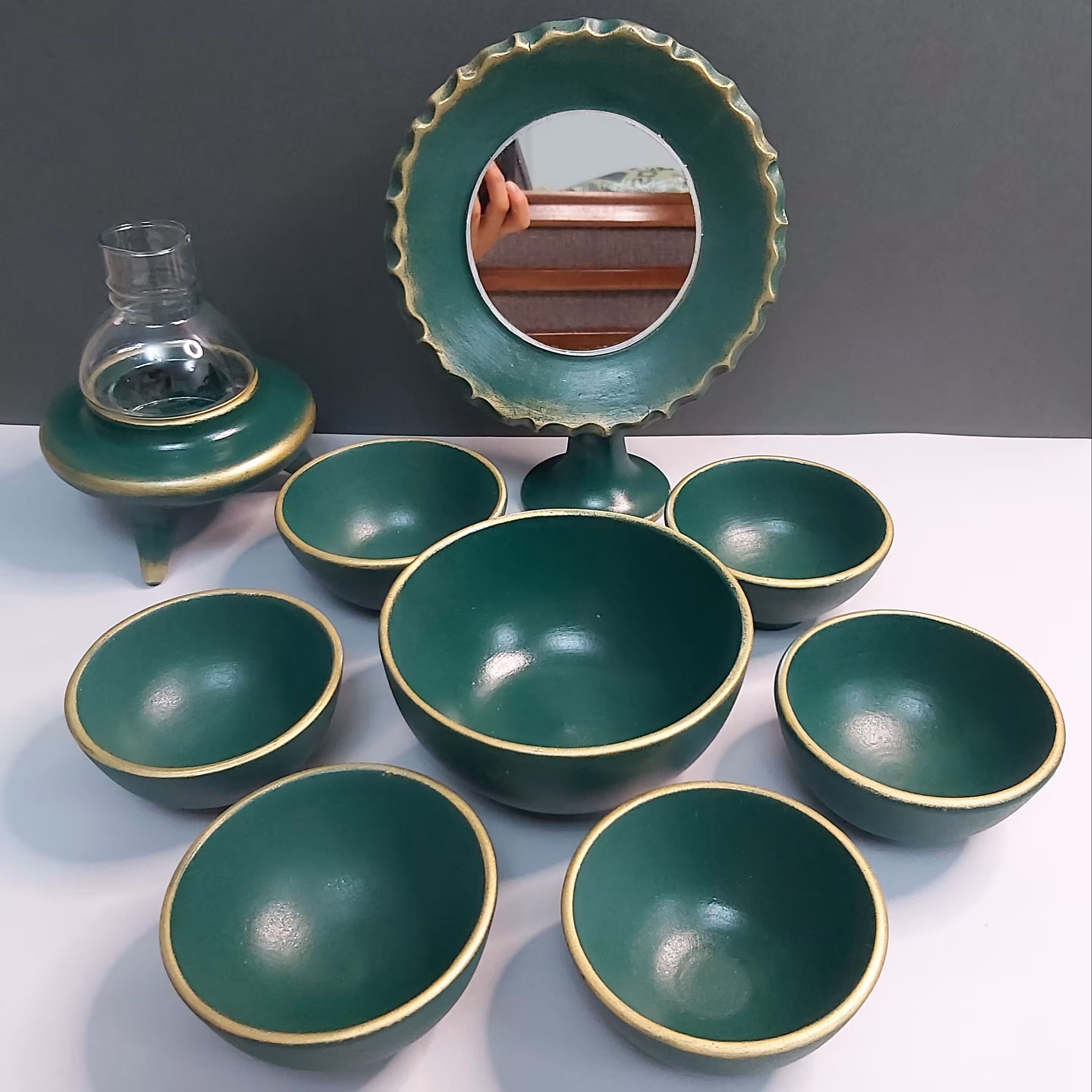 هفت سین پتینه سبز تیره 6کاسه دهانه 10 و یک کاسه دهانه 15 و شمعدان و آینه    طراحی شده با دست