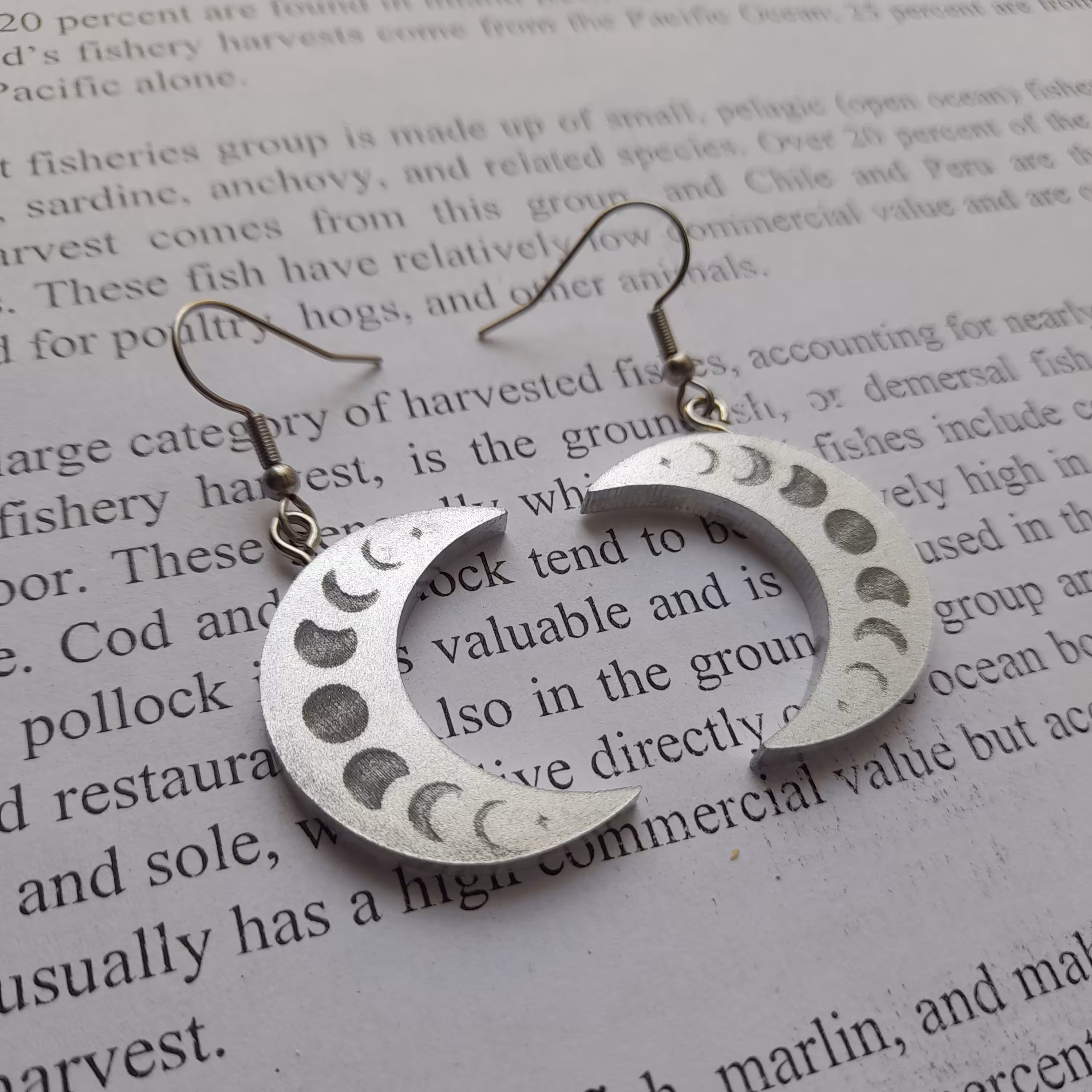 گوشواره رزینی ماه نقره ای با حلقه استیل ضد حساسیت 