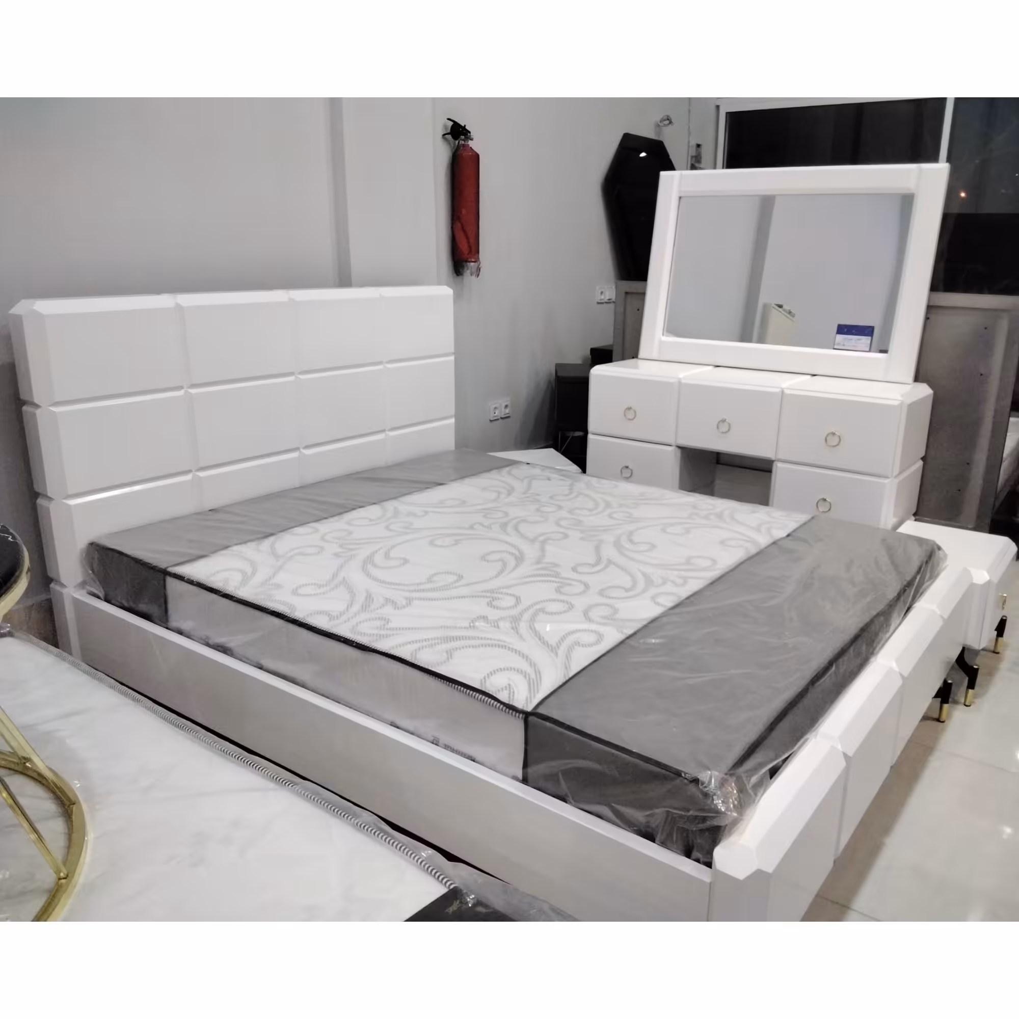 تخت دو نفره کلاسیک با متریال ام دی اف رنگ سفید با پایه اهنی مدل حجمی زاویه ای