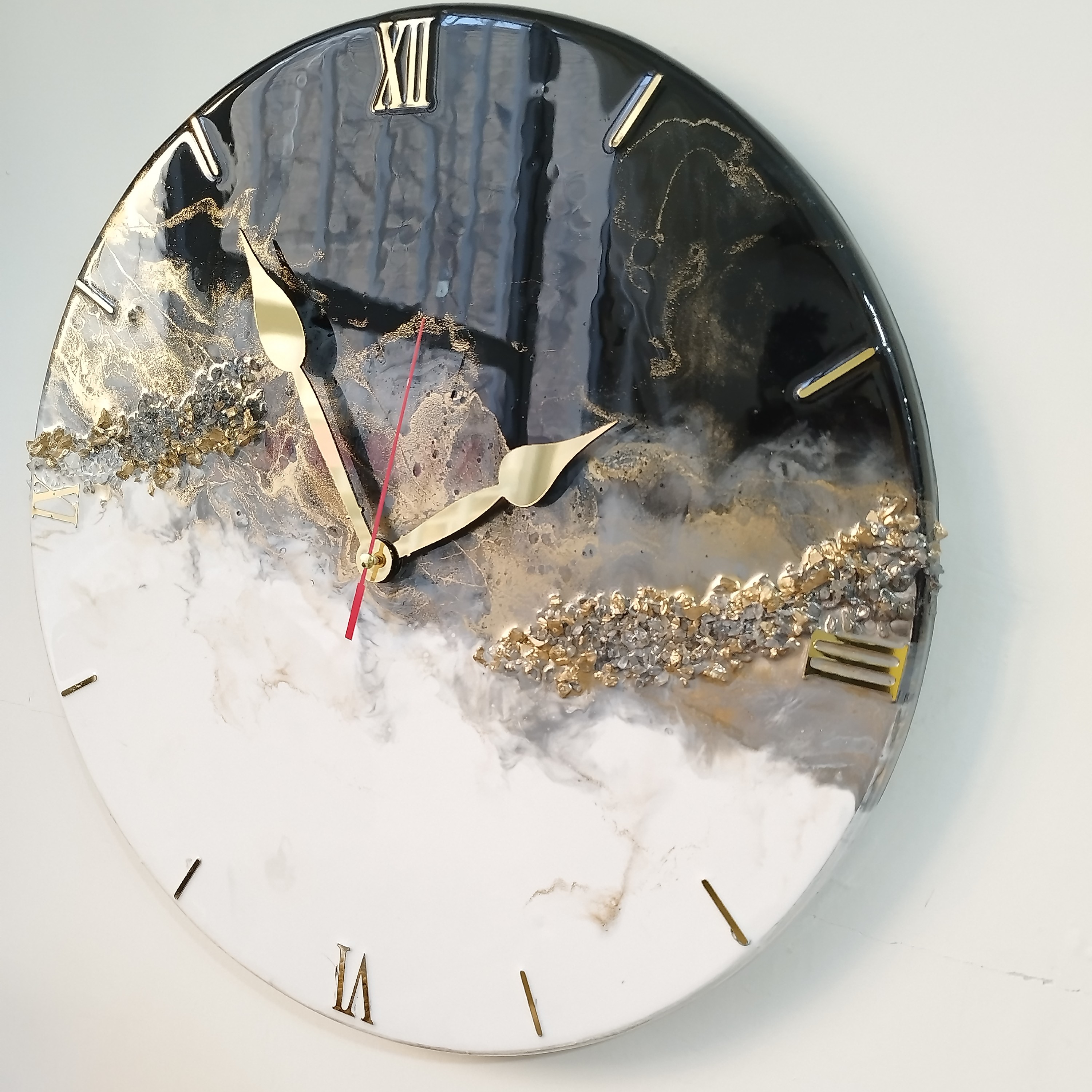 ساعت دیواری رزینی مدل سفید و مشکی 