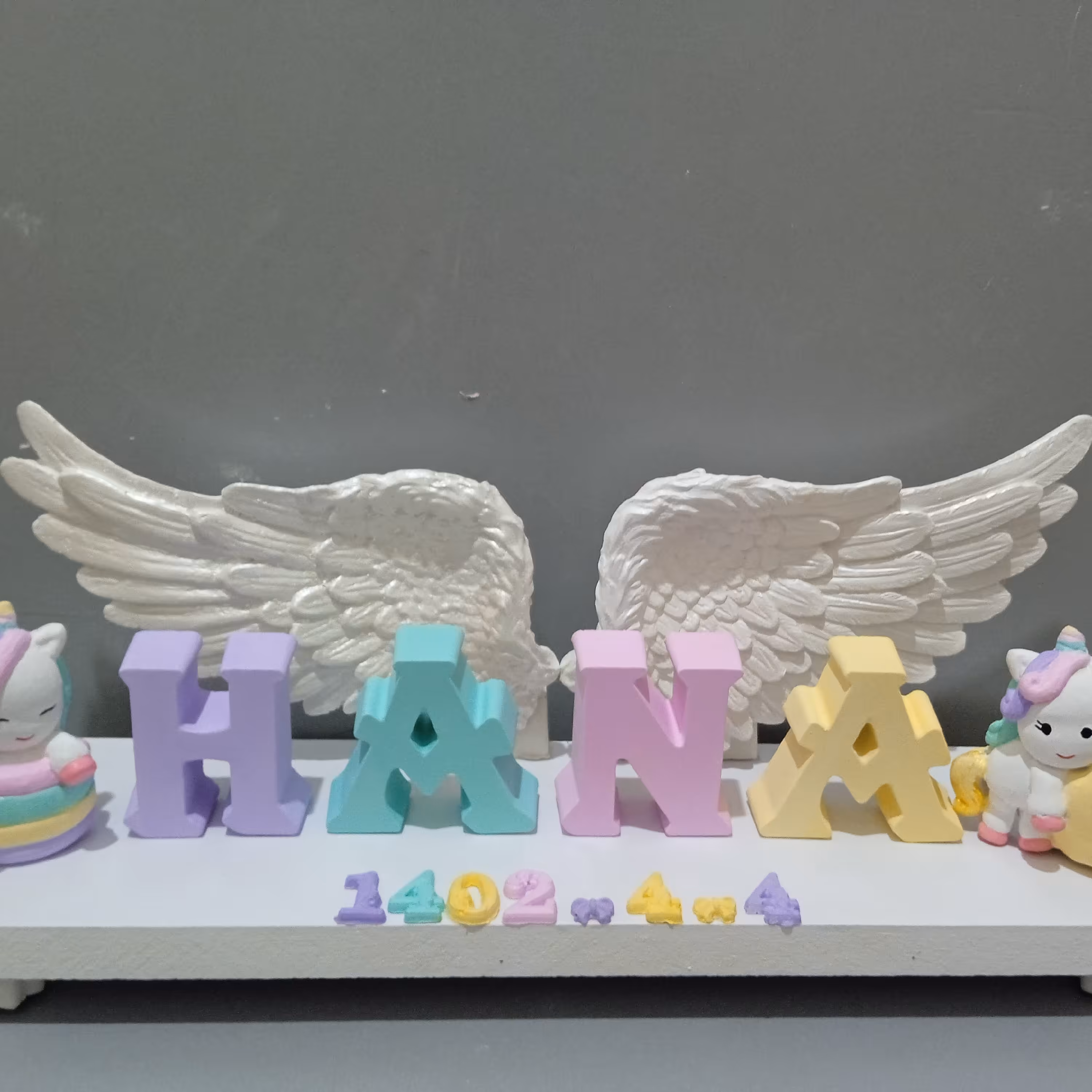 استند اسم هانا ساخته شده با پودر سنگ هنری ترک 