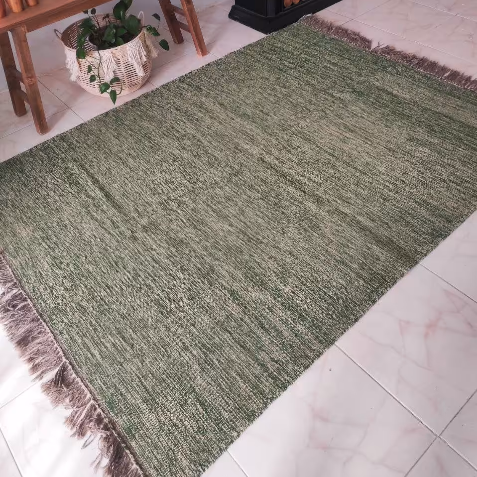 گلیم دستبافت مدرن با جنس پشم اعلا و  ابعاد حدود 200 در150 و رنگ ثابت