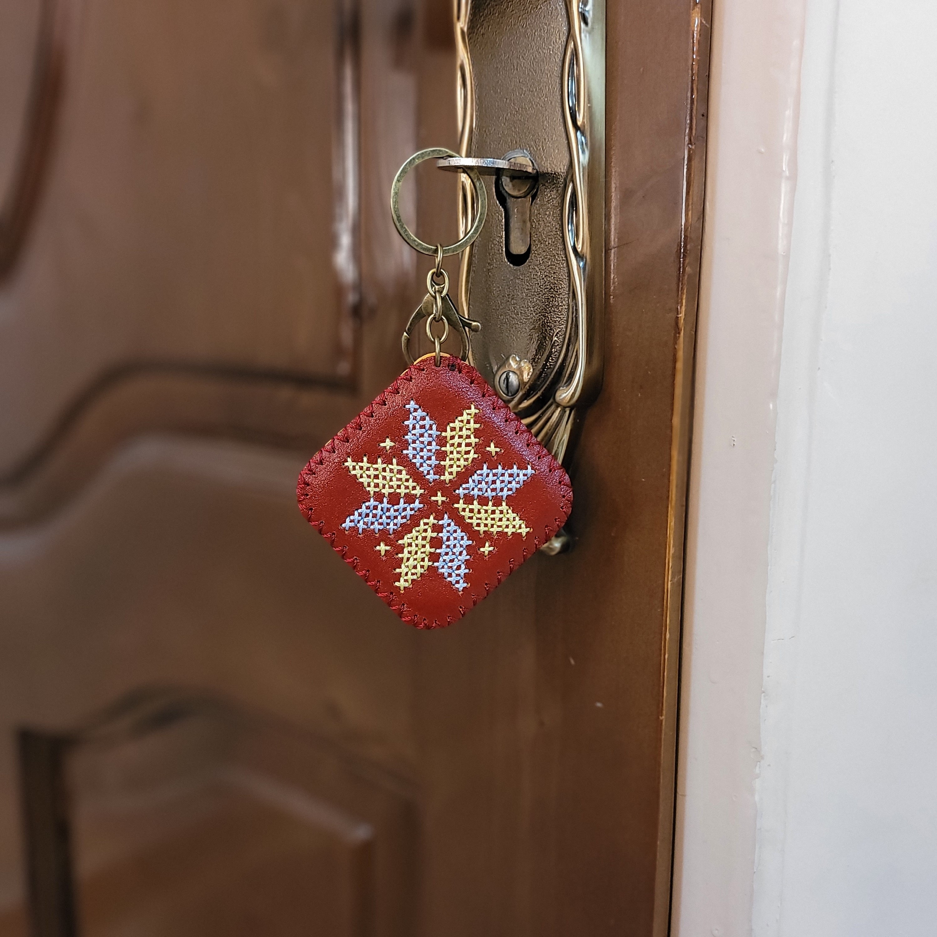 جاکلیدی شماره دوزی قرمز