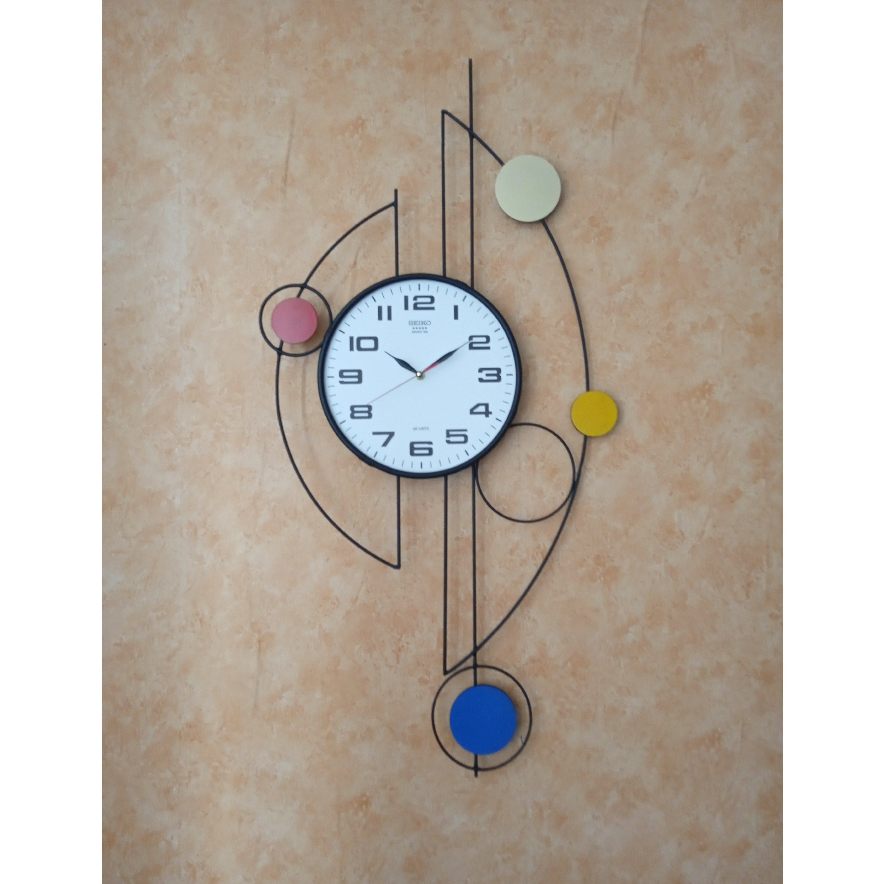 ساعت دیواری فلزی (با دایره های چوبی)