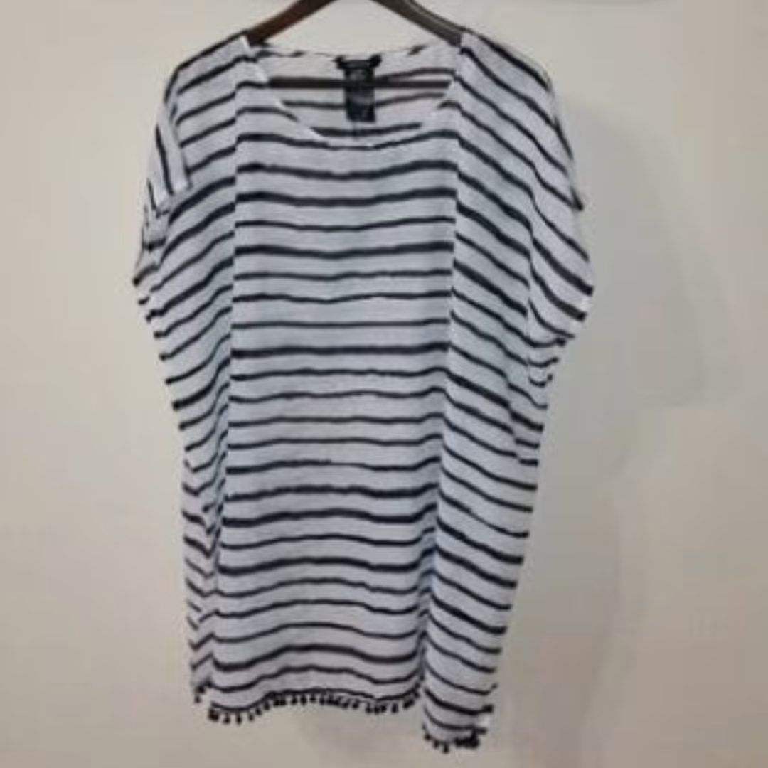 رویه مایو یقه گرد.تمام نخ.راه راه.آستین سرخود.بغل چاکدار.مایین منگوله داره.
یه کار شیک و راحت و بسیار سبک
با تنخوری عالی