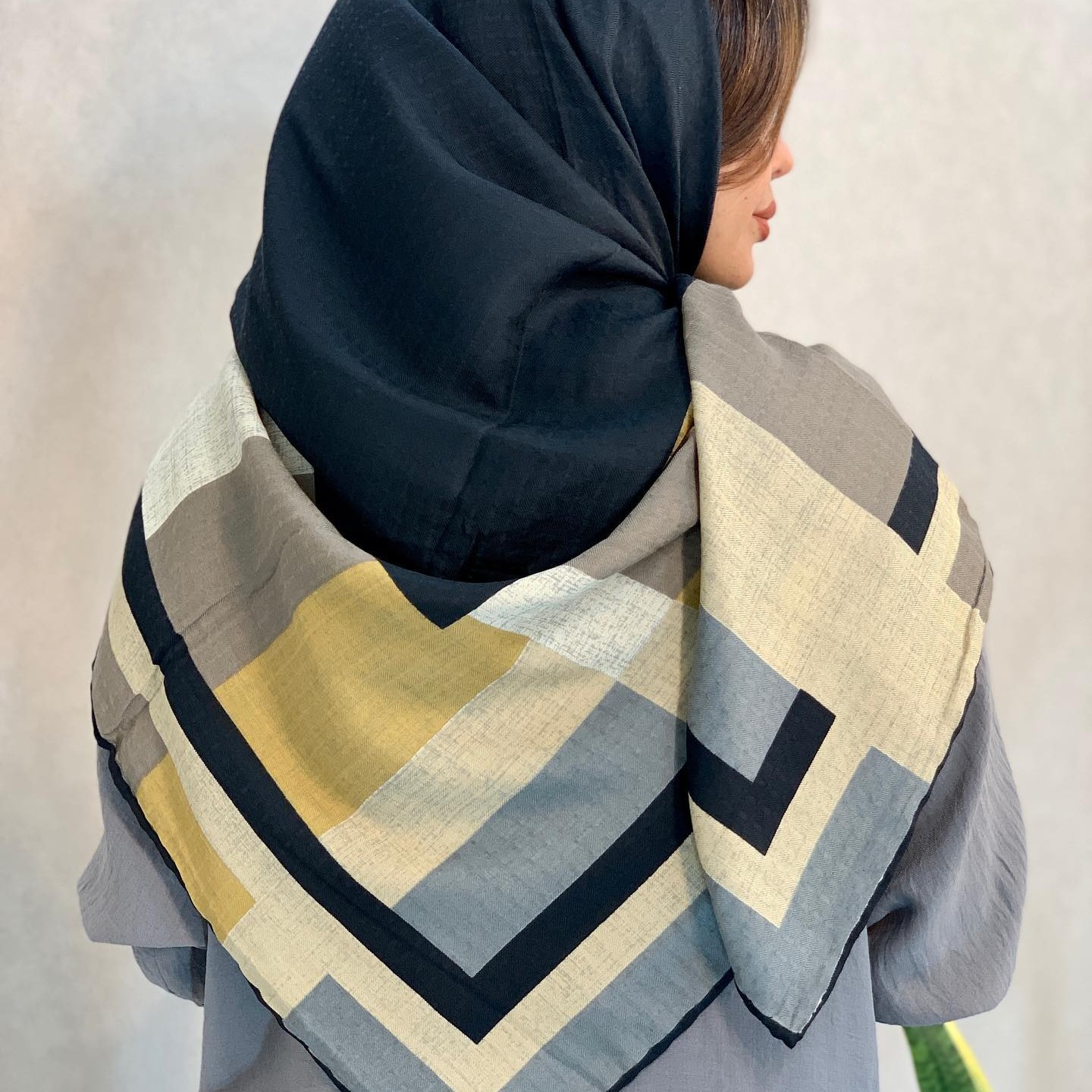 روسری نخی حاشیه دار مشکی کرم