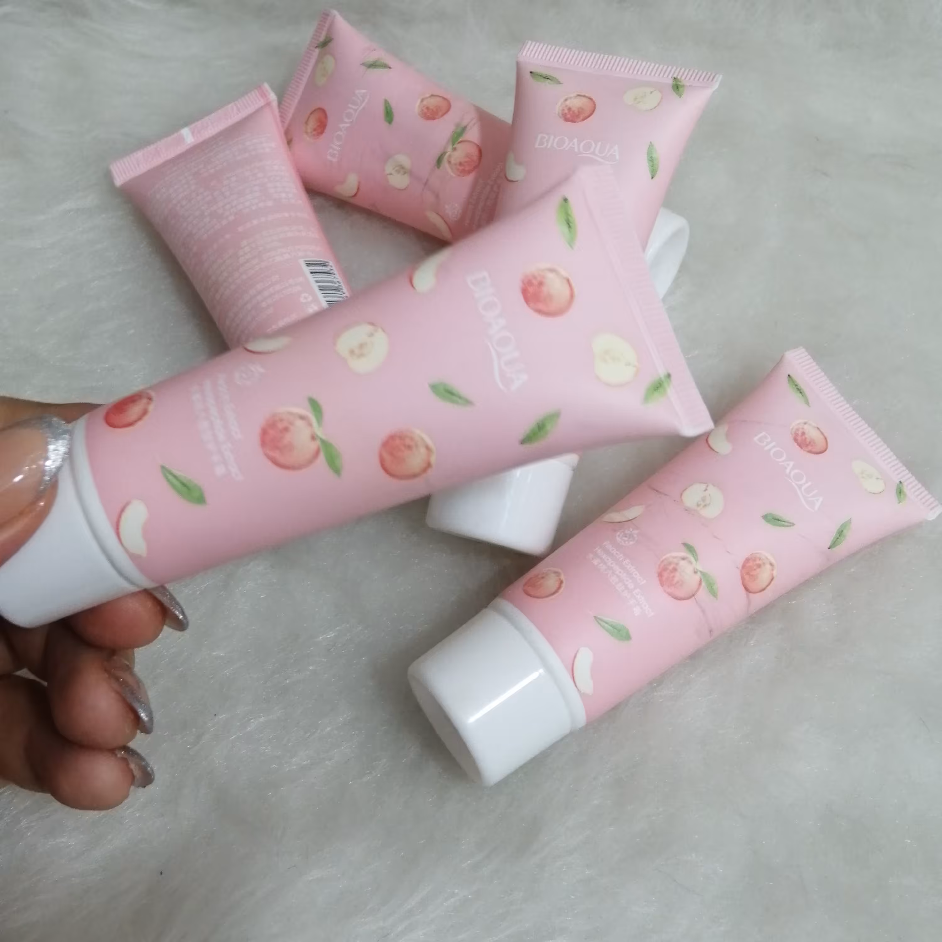 کرم دست و صورت. مرطوب کننده و آبرسان با رایحه ی فوق العاده