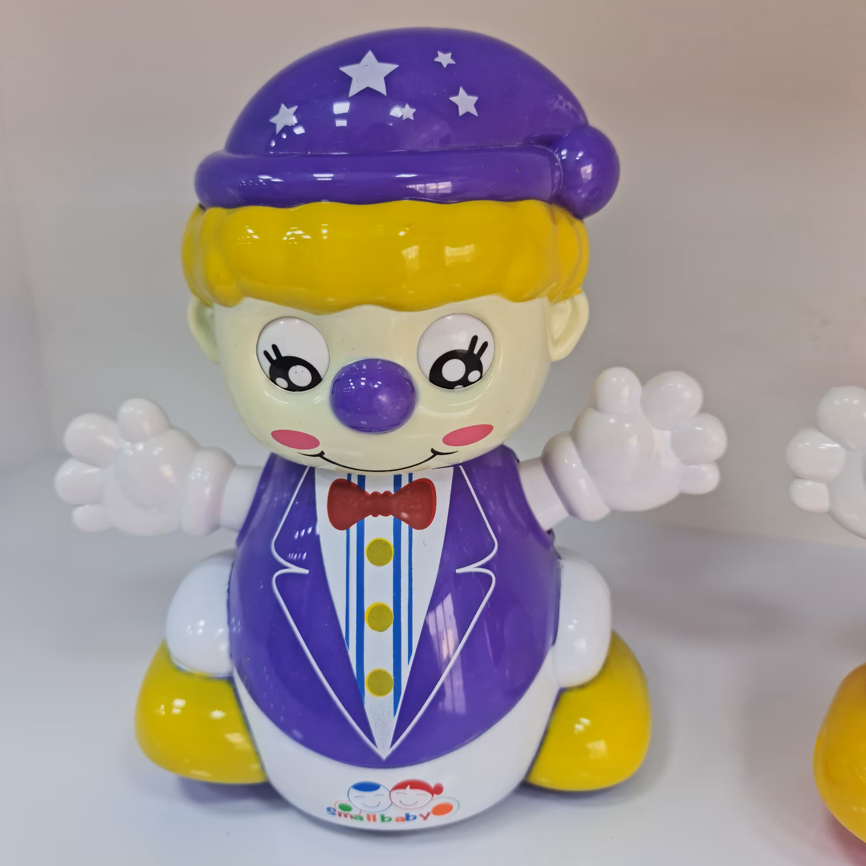 ربات موزیکال و متحرک خارجی.چرخش سر به چپ و راست،چرخش 360 درجه،موزیکال و چراغدار