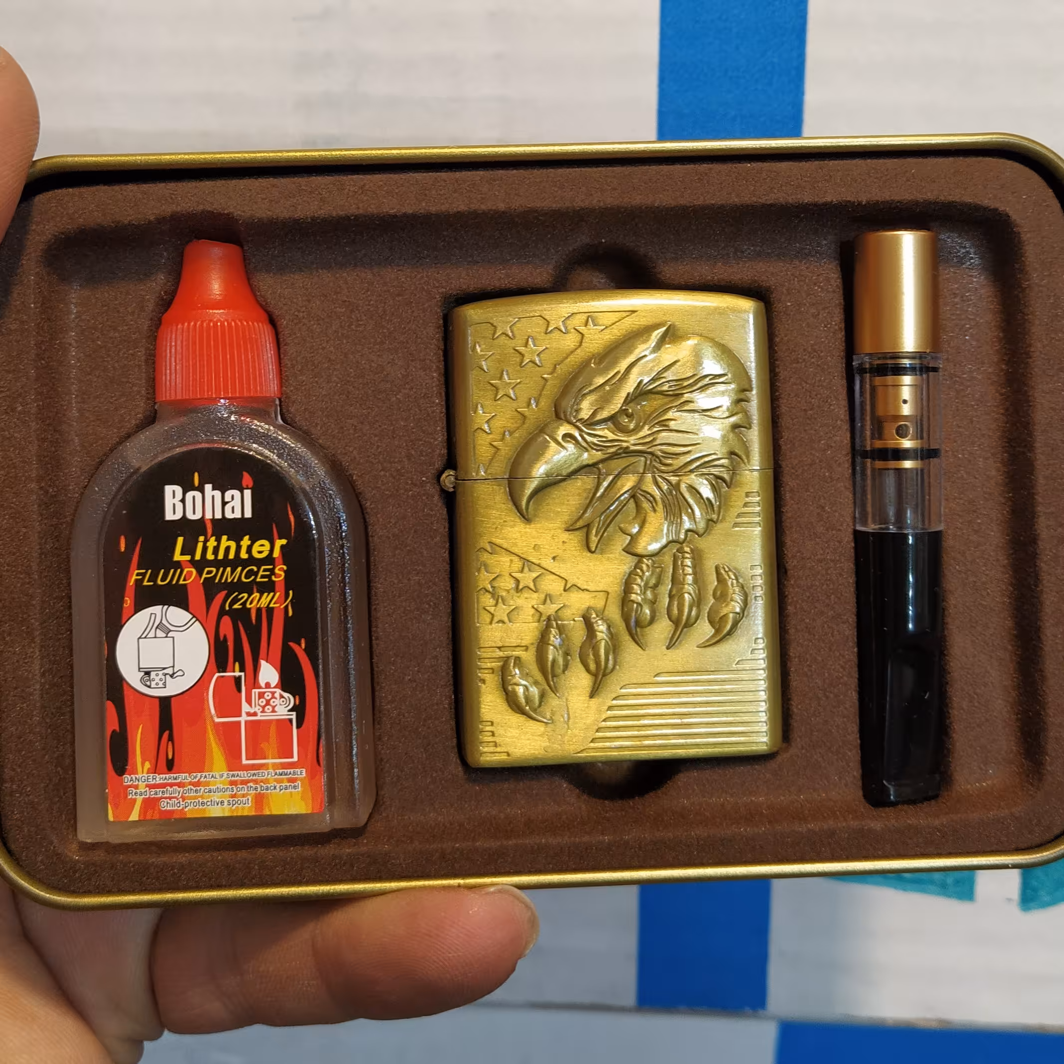 فندک زیپو طرح عقاب همراه با چوب سیگار و بنزین 