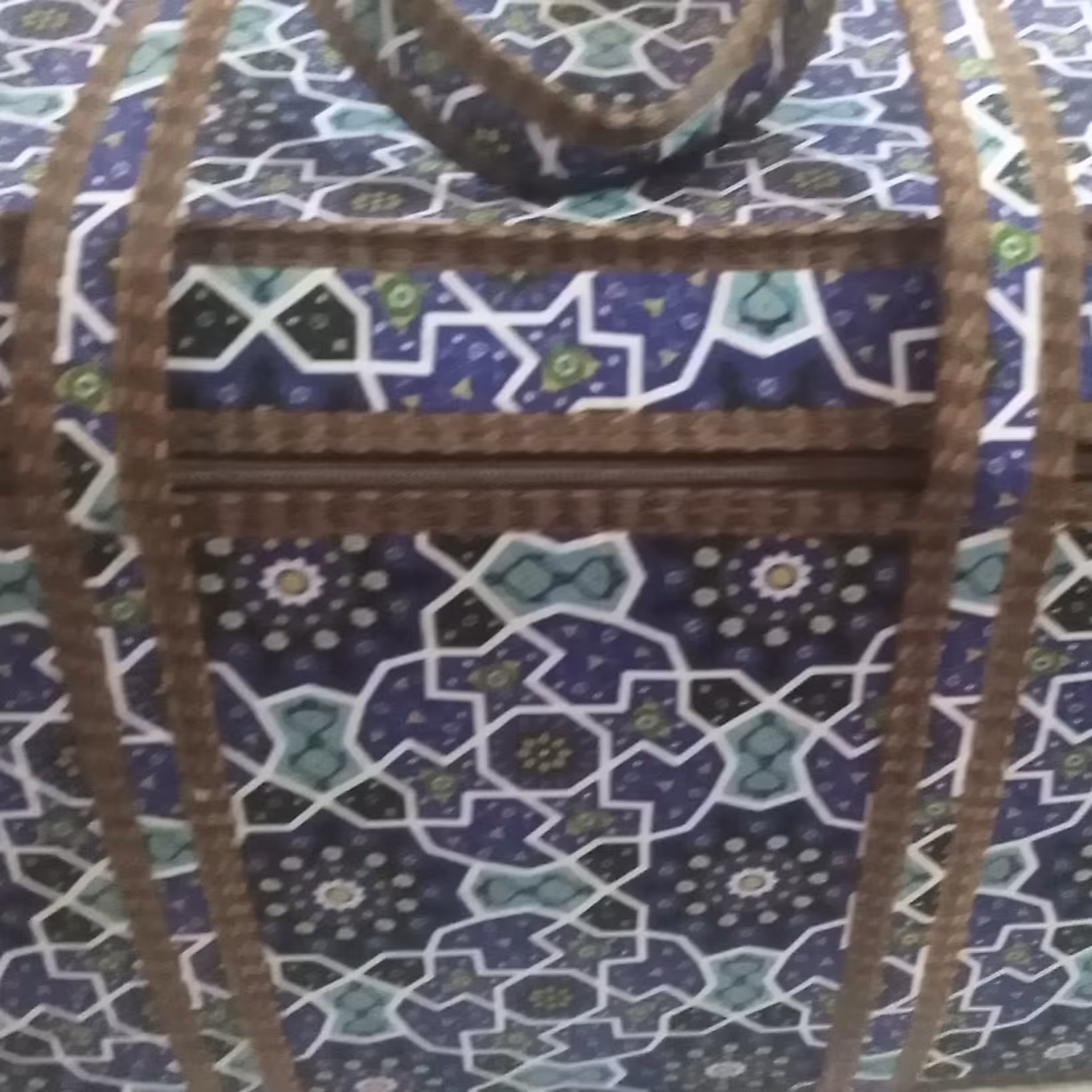 باکس دسته ایمن... یعنی دستهاش از پایین دوخته شده برای همین مقاوم وایمن