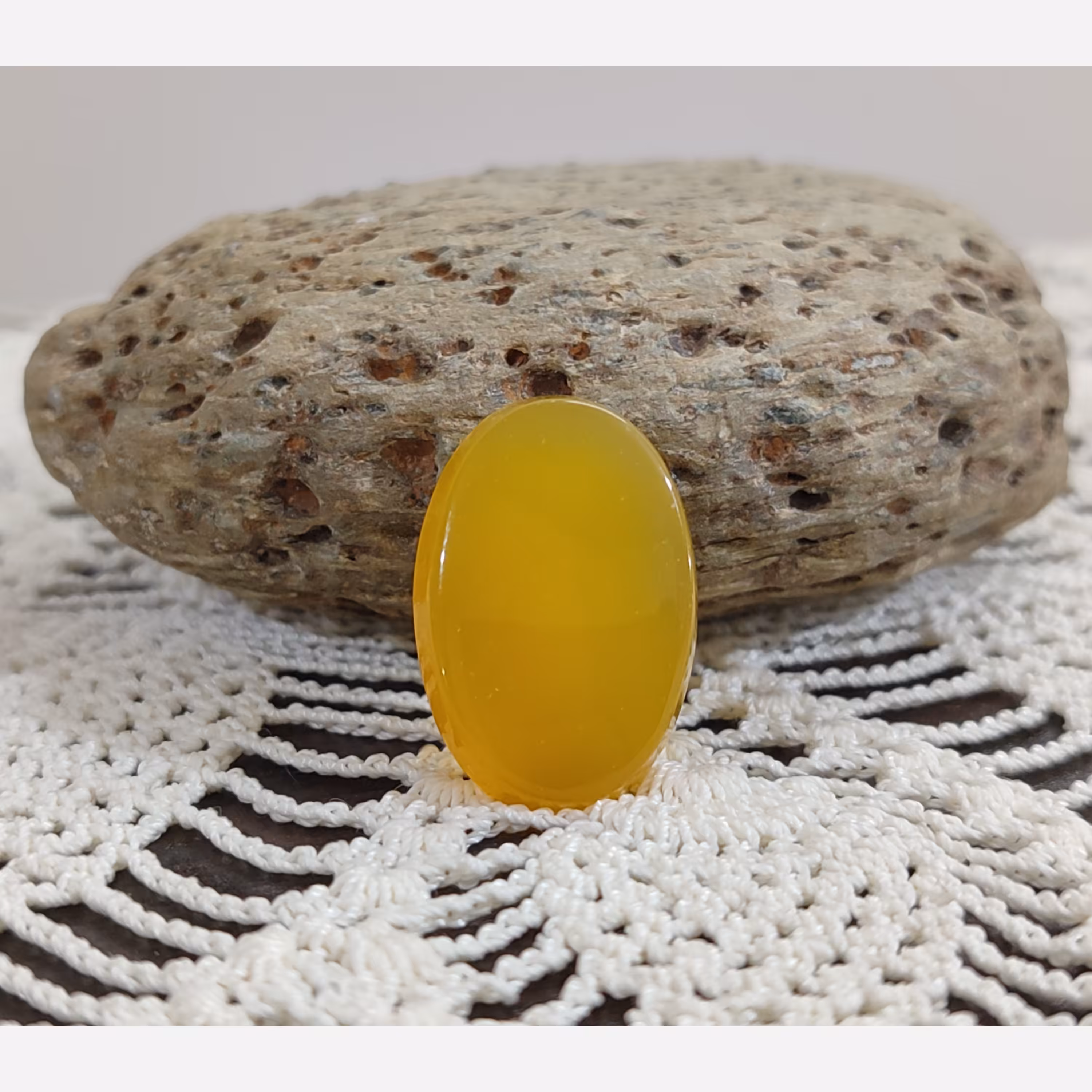 نگین عقیق زرد معدنی لانه زنبوری زیبا و غولپیکر