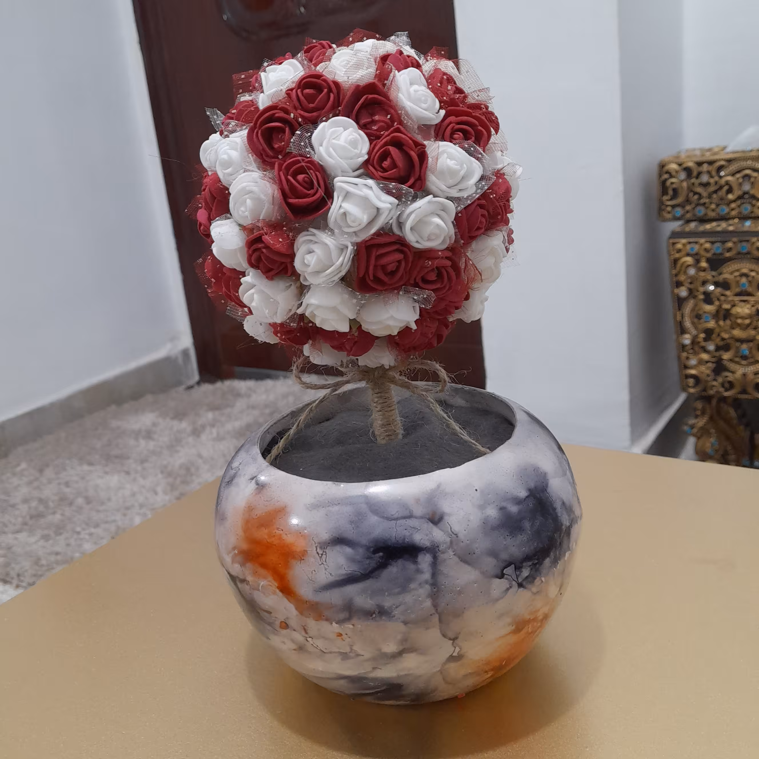 گل مصنوعی با گلدان سفالی