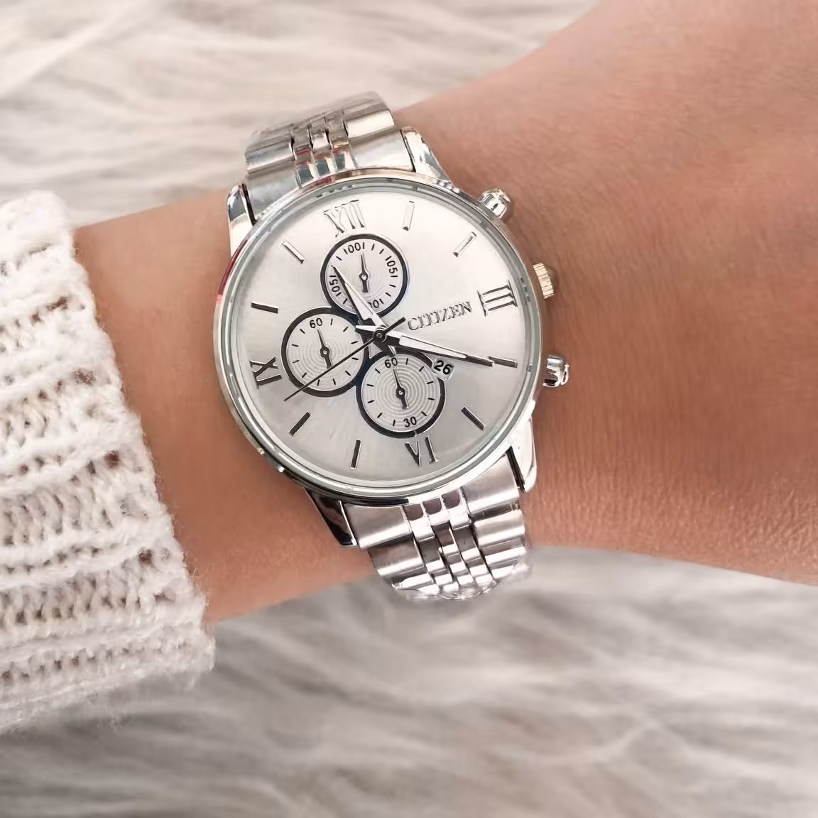 سایز زنانه یا مردانه با فروشنده هماهنگ شودساعت سیتیزن زنانه یا مردانه بصورت تک بندنقره ای رنگ صفحه سفید
دارای تقویم دار
