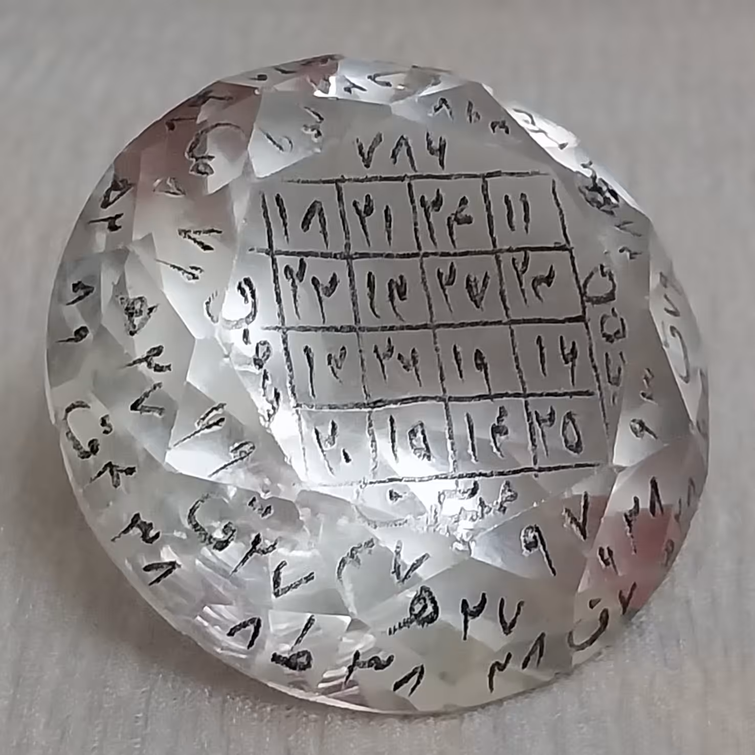 238قیراط نگین غول پیکر زیرکن کریستال 2زدگی دارد