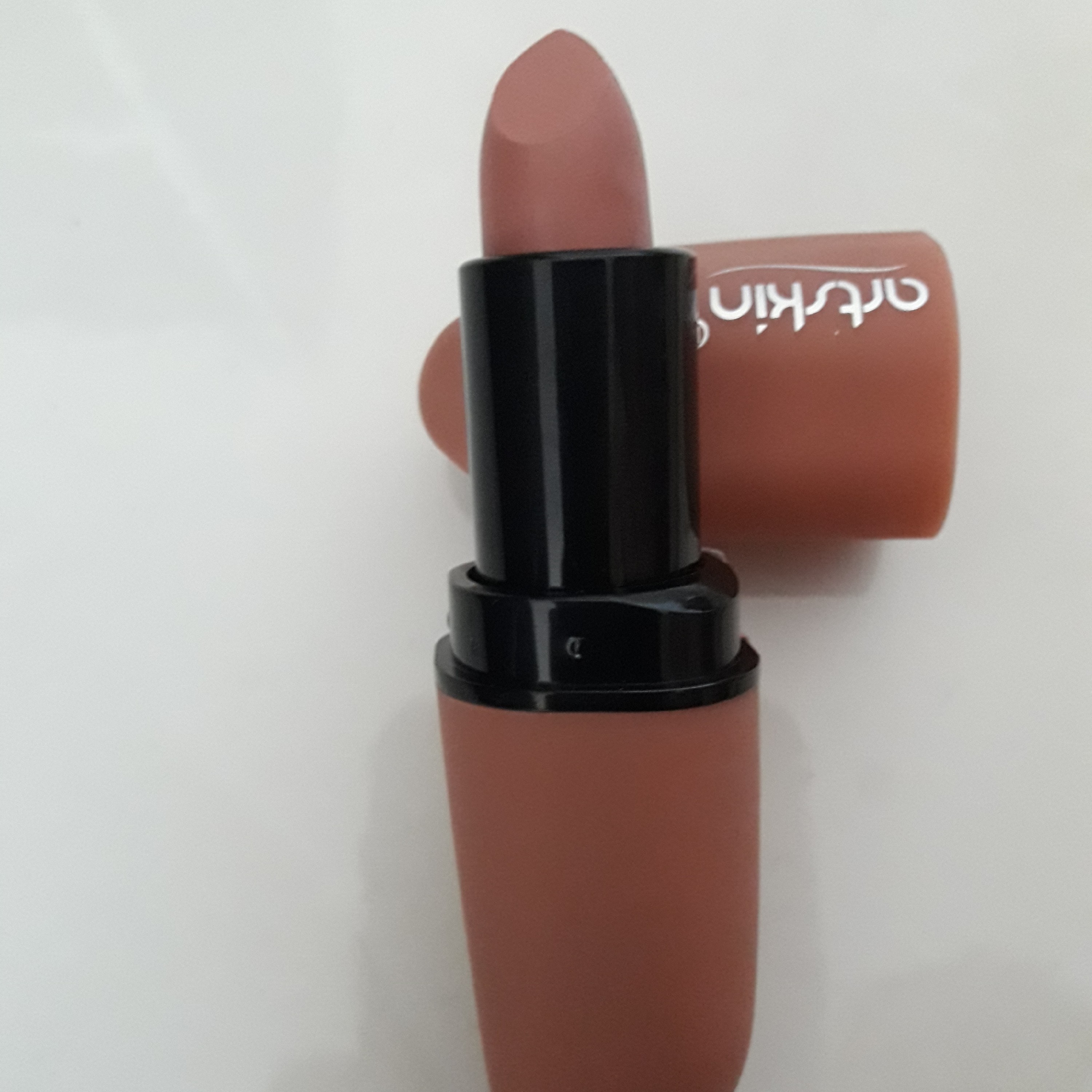 رژلب جامد artskin بسیار باکیفیت وماندگاری عالی خوش رنگ برای خانمهای زیبا و خوش سلیقه
