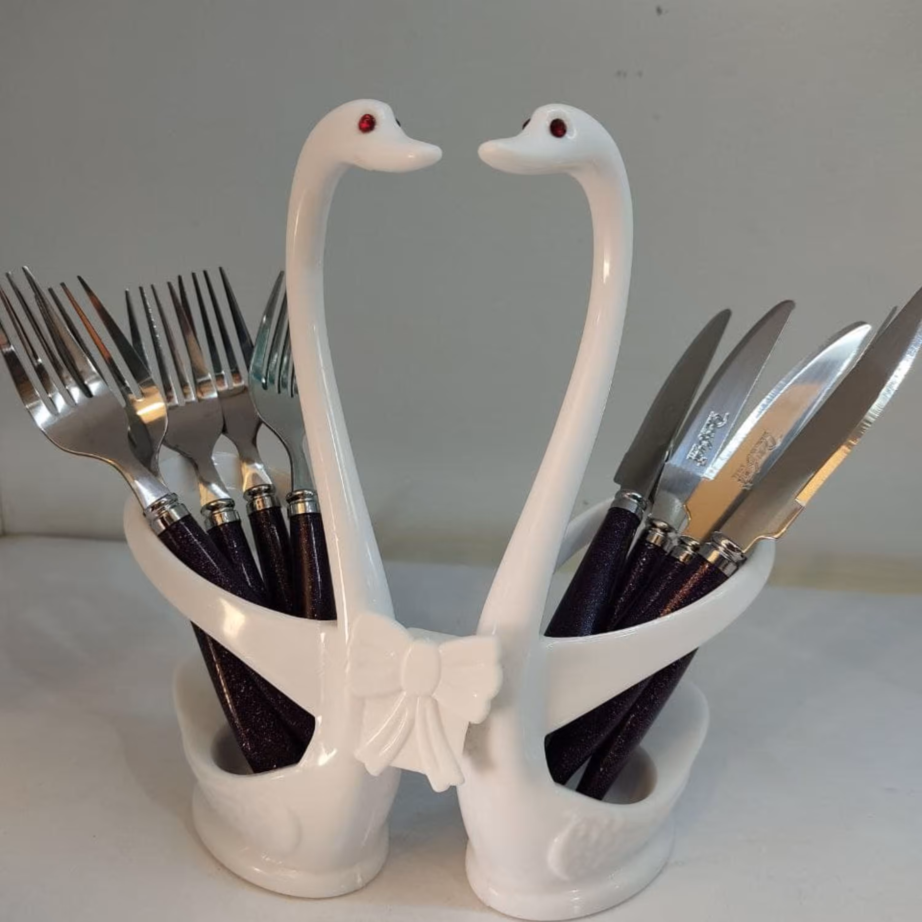 جاقاشقی قو دوقلو سفید رنگ  دارای جعبه کادویی قابل استفاده رو میز نهارخوری