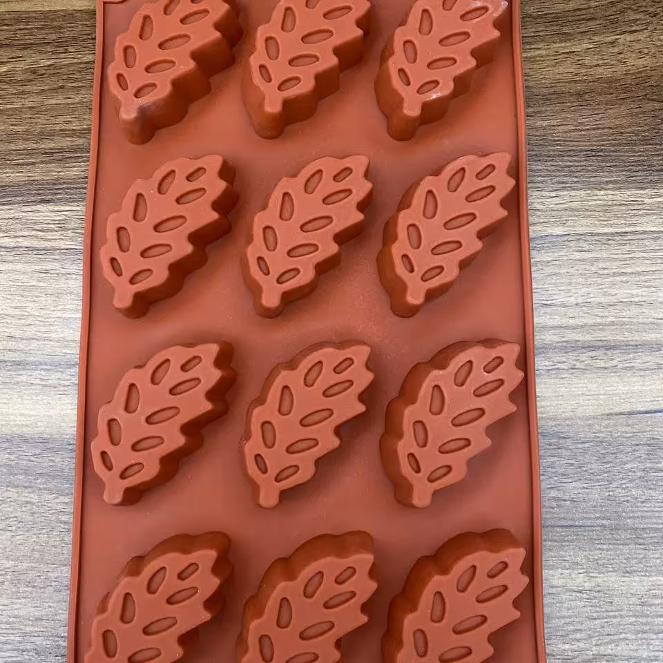 قالب سیلیکونی طرح برگ قد هر برگ 6ونیم و عرض 32 میل عمق  2 سانت مخصوص حلوا و برشتوک