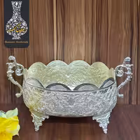 ظرف بیضی چکشی دستساز پایه دار  قلمزنی گل و طاووس  اعلاء سفید طرح نقره شماره 2