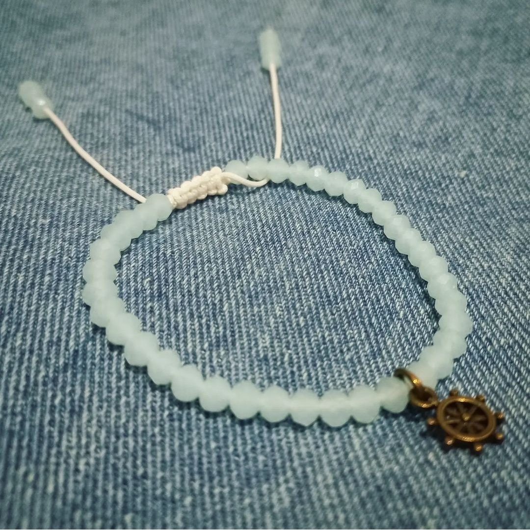 دستبند با مهره های الماسی آبی آسمانی و نشانه های انتخابی پتینه ای دست ساز ریووا