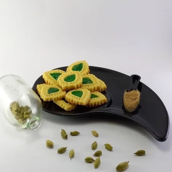 شیرینی خانگی با عطر و طعم هل