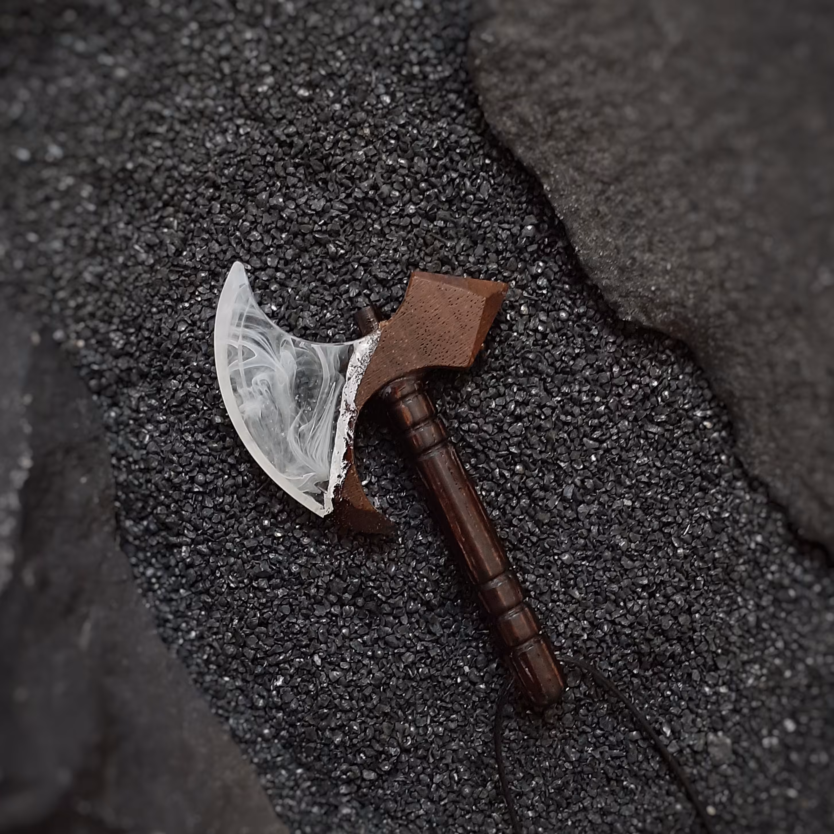 گردنبند دستساز چوب و رزین تبر 