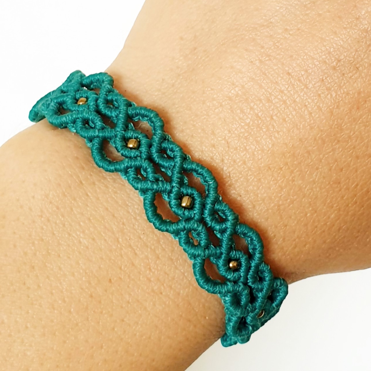 دستبنددخترانه وزنانه بافت میکرومکرومه،مدل قلبِ پیچ ،رنگ فیروزه ای ،انتهای کارگره کشویی قابل تنظیم