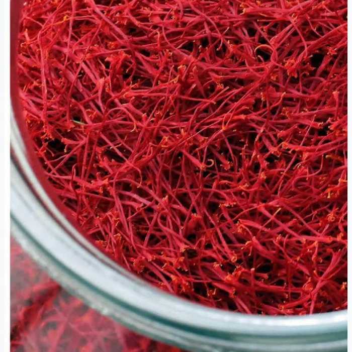 زعفران شبه نگین اعلا با عیار بالا و رنگدهی عالی کاملا ارگانیک ومحصول مزرعه خودمون خرید مستقیم از کشاورز حمایت کشاورز.