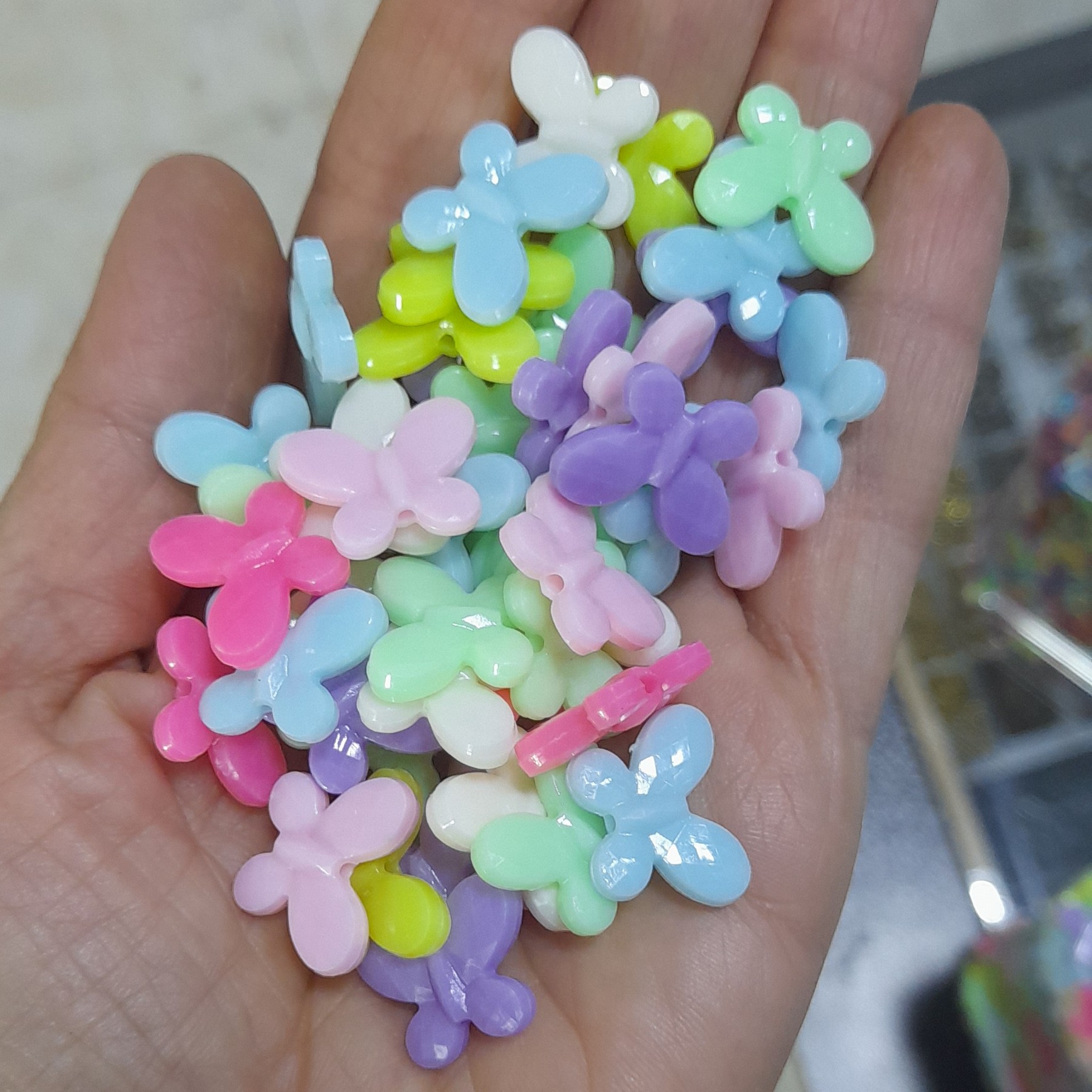 پروانه با رنگ های پاستیلی با جنس پلاستیکی مناسب برای انواع زیورآلات و کاردستی بسته ی ده گرمی تعداد در بسته 23 تا 24 عدد