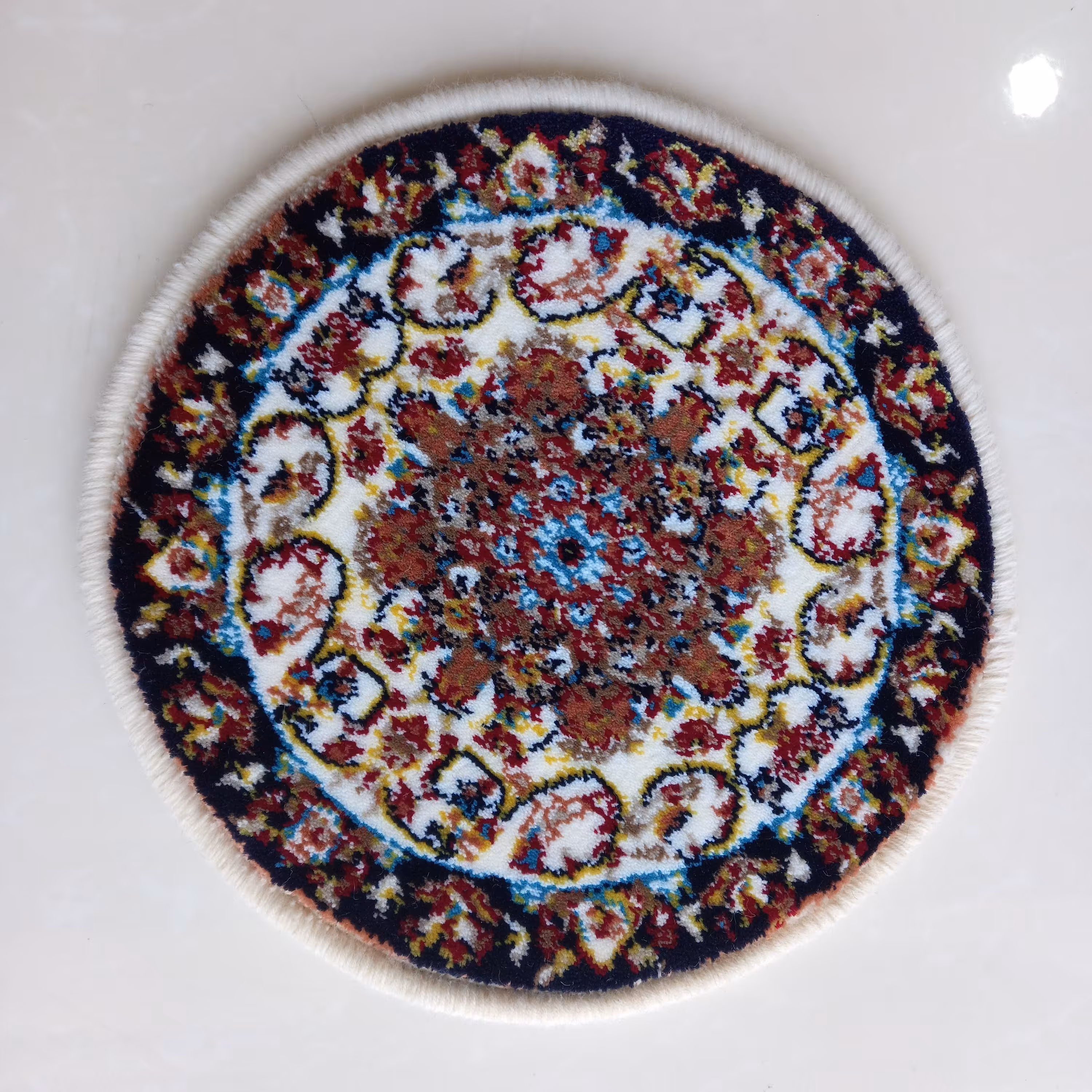 فرش کوچک تزئینی. مناسب برای روی میز یا جاهای دیگر. 100 در 100 آکرولیک